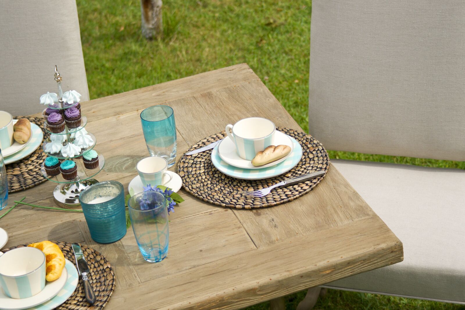 Sony Alpha DSLR-A850 sample photo. Furniture, table, grass photography