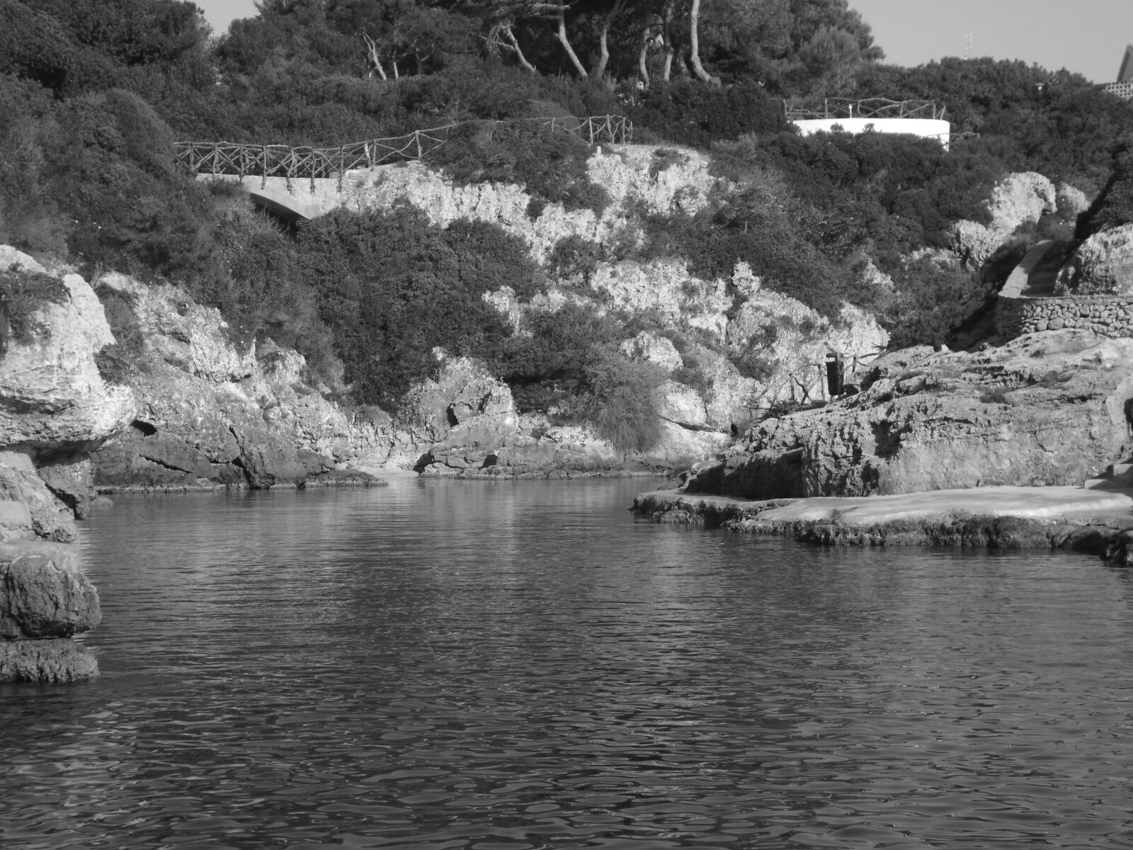 Fujifilm FinePix S6800 sample photo. Black and white, sea photography