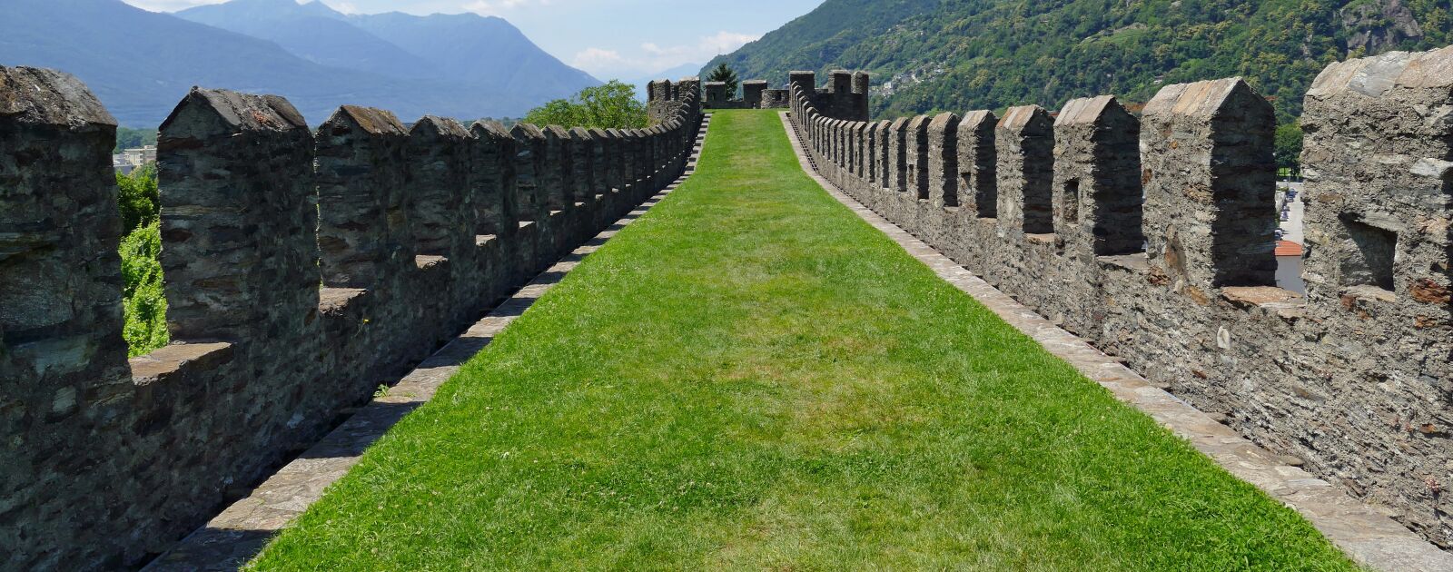 Panasonic Lumix DMC-FZ1000 sample photo. Castle, fortress, battlements photography