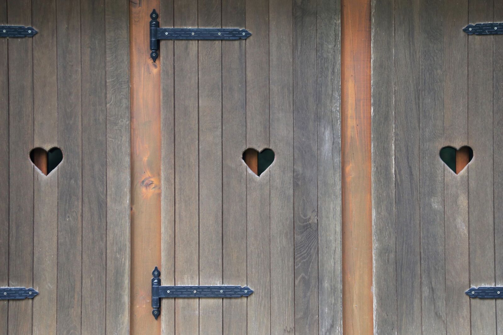 Canon EF 70-300 F4-5.6 IS II USM sample photo. Wooden windows, hearts, cabin photography