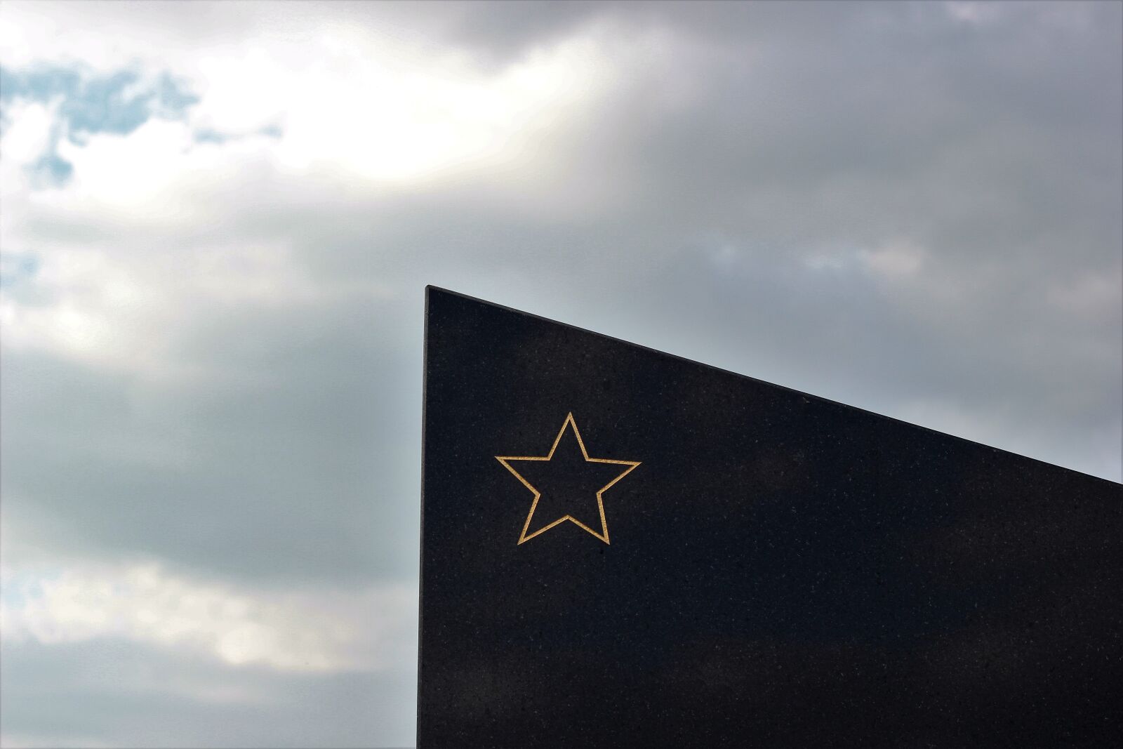 Canon EOS 550D (EOS Rebel T2i / EOS Kiss X4) sample photo. Socialist monument, gold star photography