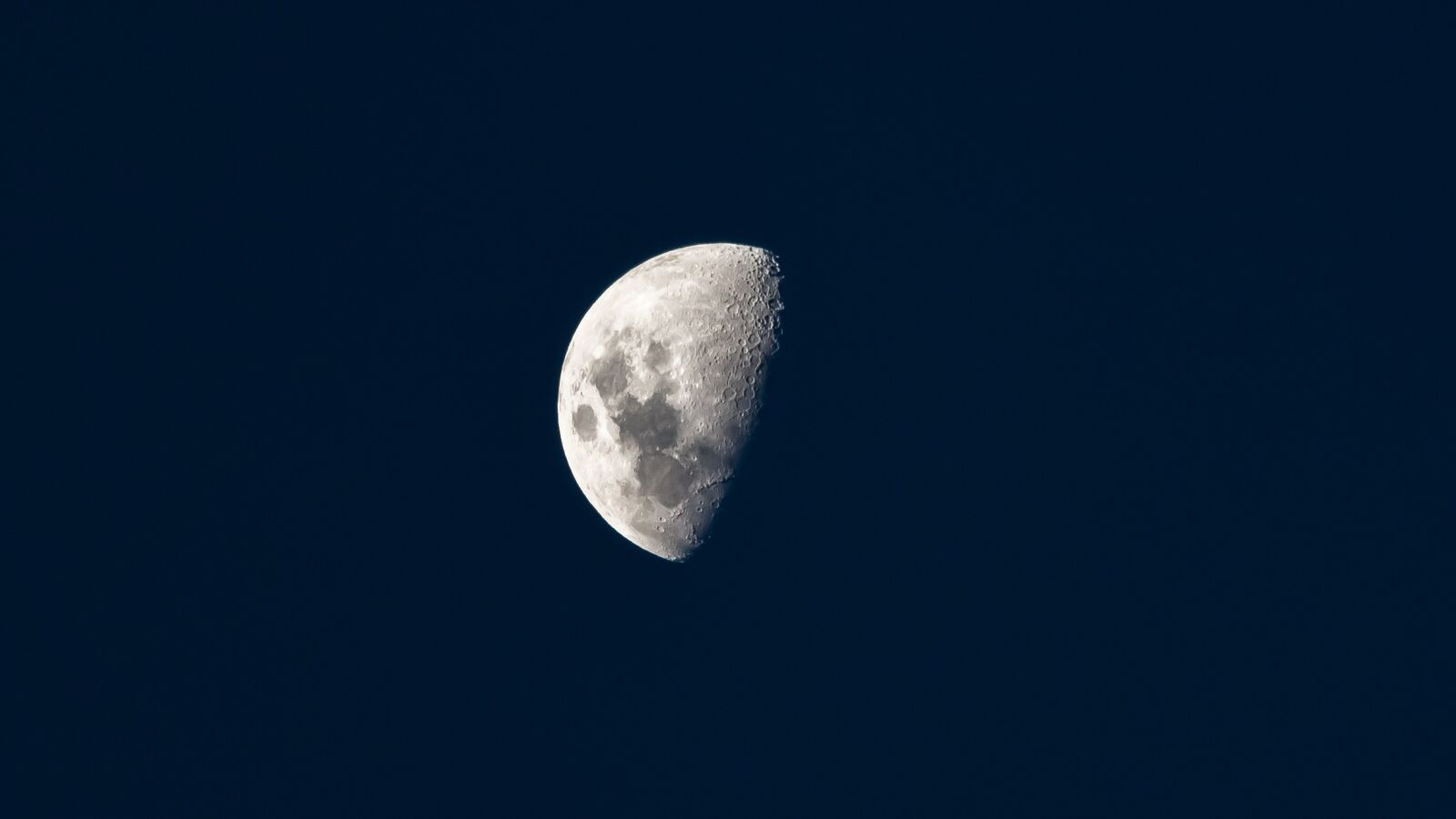 Canon EOS 70D + Canon EF-S 55-250mm F4-5.6 IS STM sample photo. Moon, space, telescopic photography