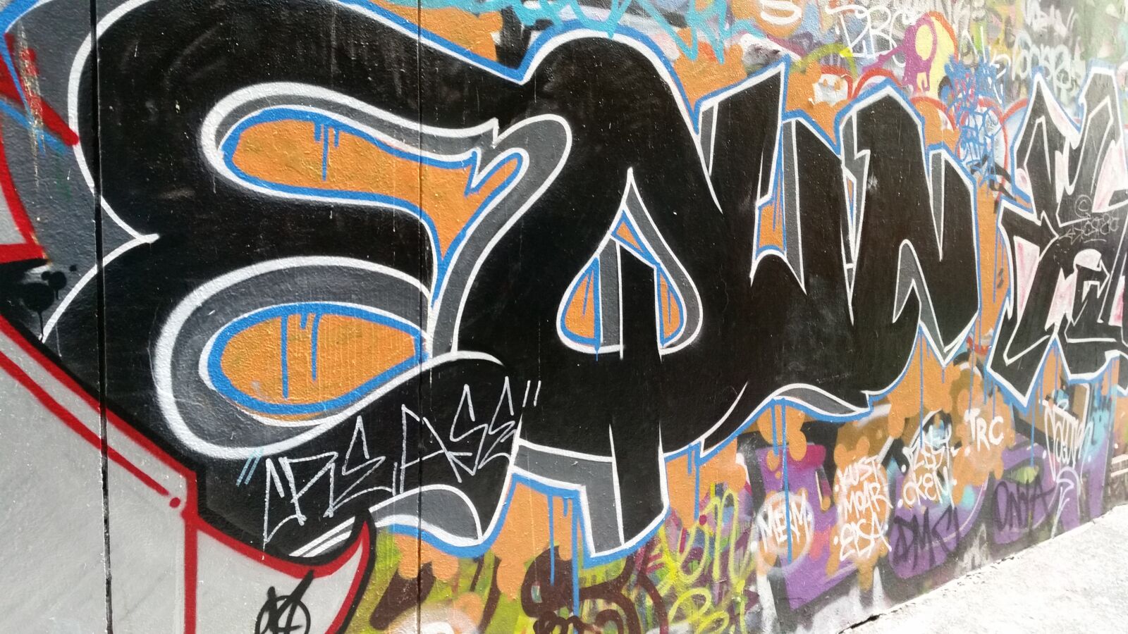 Samsung Galaxy S5 sample photo. Graffiti, laneway, street art photography