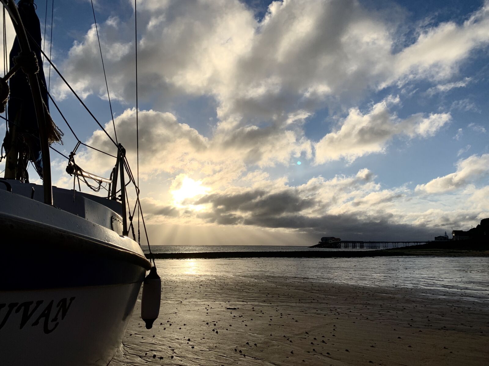 iPhone XS back dual camera 4.25mm f/1.8 sample photo. Yacht, clouds, low tide photography