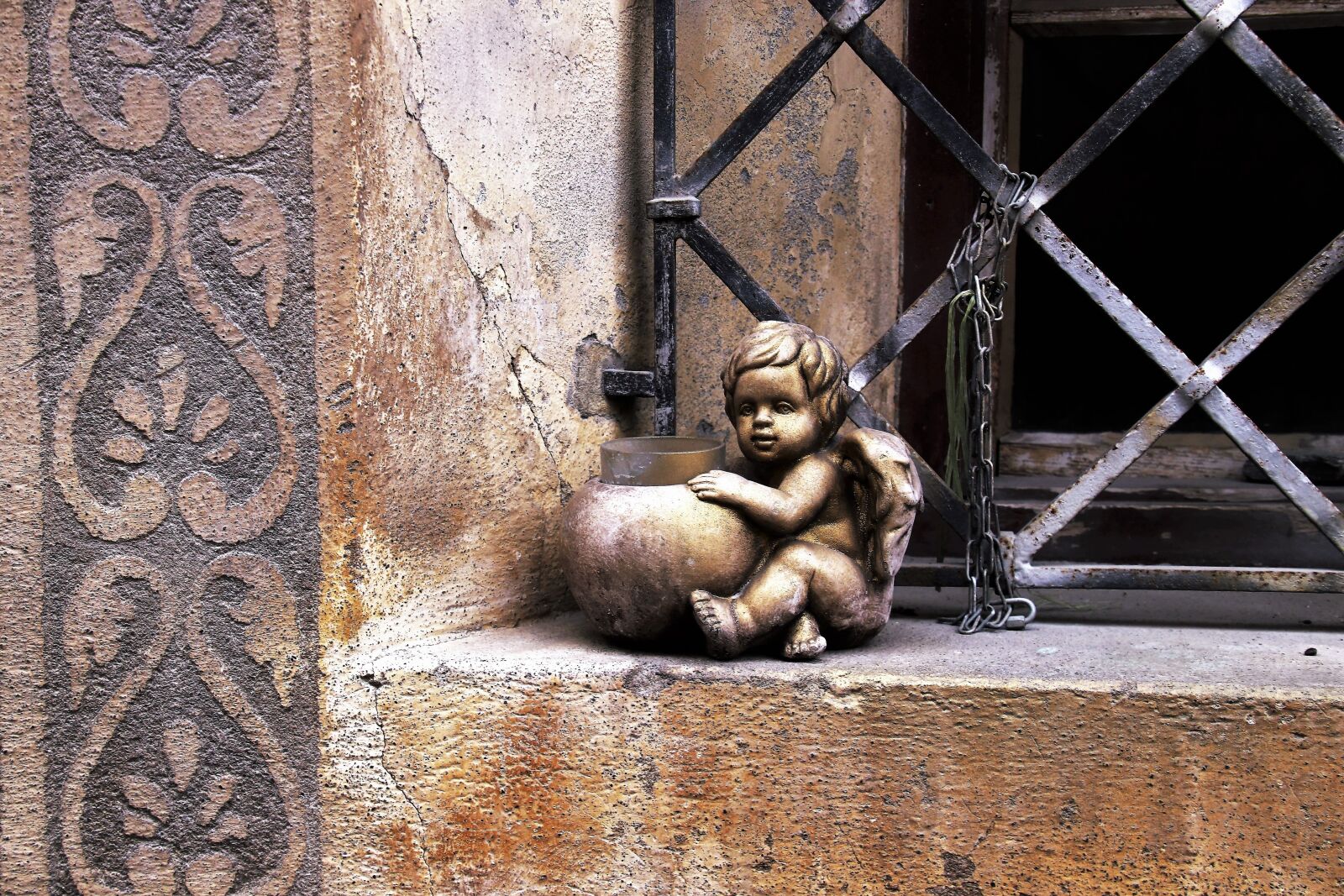 Canon EOS 80D sample photo. Antique, window, trellis photography