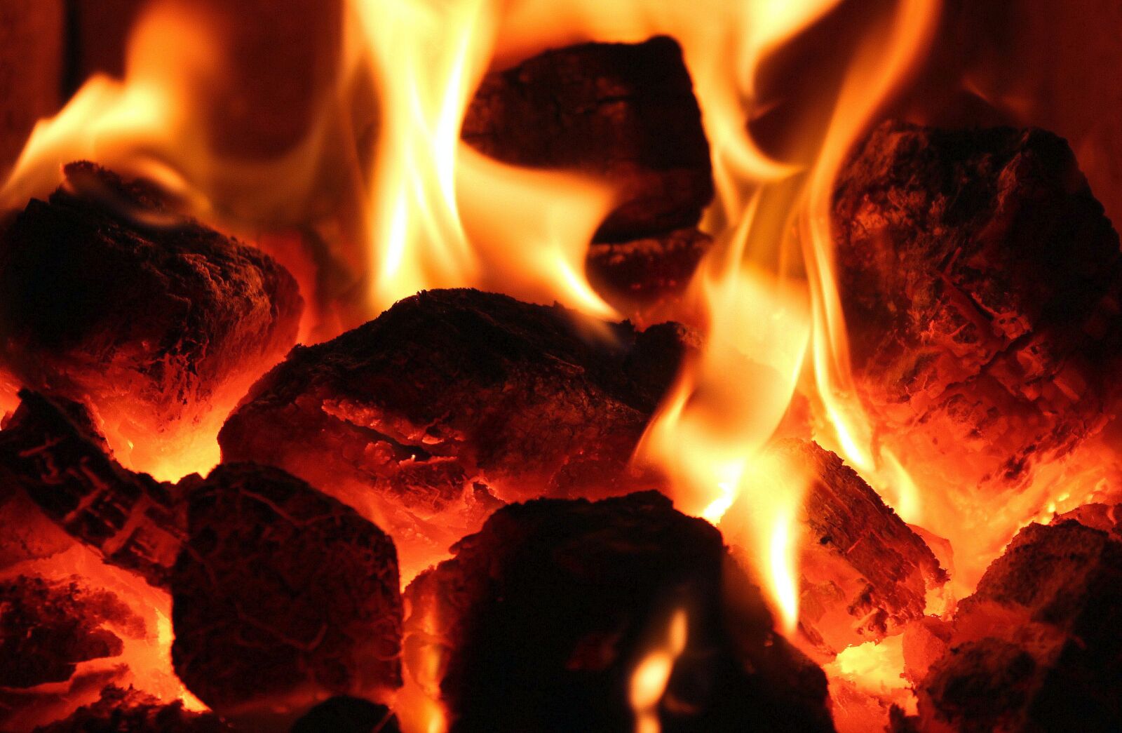 Canon EOS 1200D (EOS Rebel T5 / EOS Kiss X70 / EOS Hi) sample photo. Flames, fire, heat photography