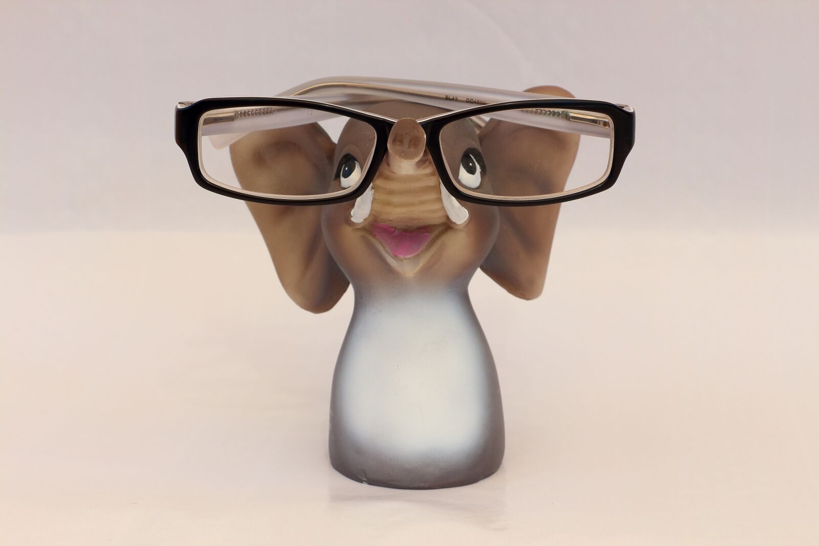 Canon EOS 700D (EOS Rebel T5i / EOS Kiss X7i) sample photo. Elephant, glasses, glasses stand photography