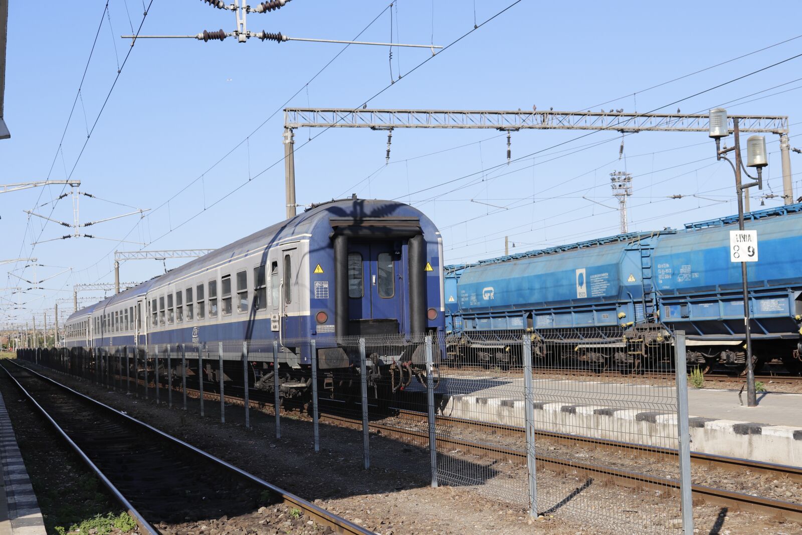 Canon EF-S 18-55mm F4-5.6 IS STM sample photo. Tracks, train, train tracks photography