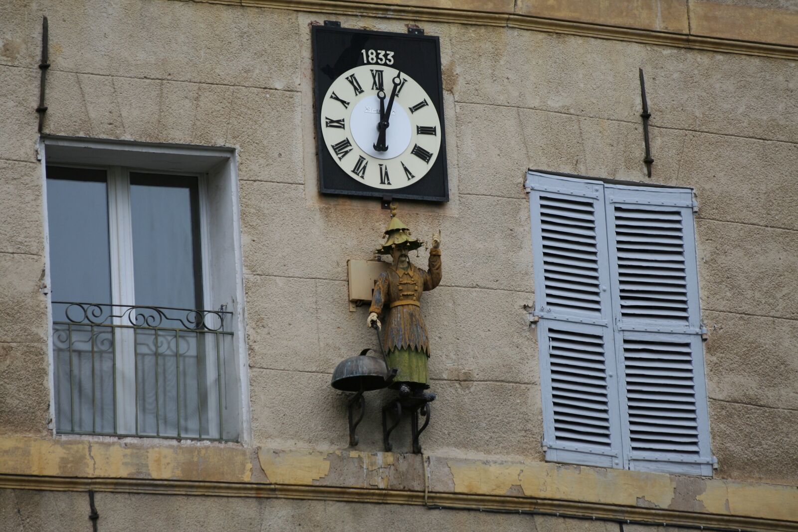Canon EOS 350D (EOS Digital Rebel XT / EOS Kiss Digital N) sample photo. Marseille, particular, window photography