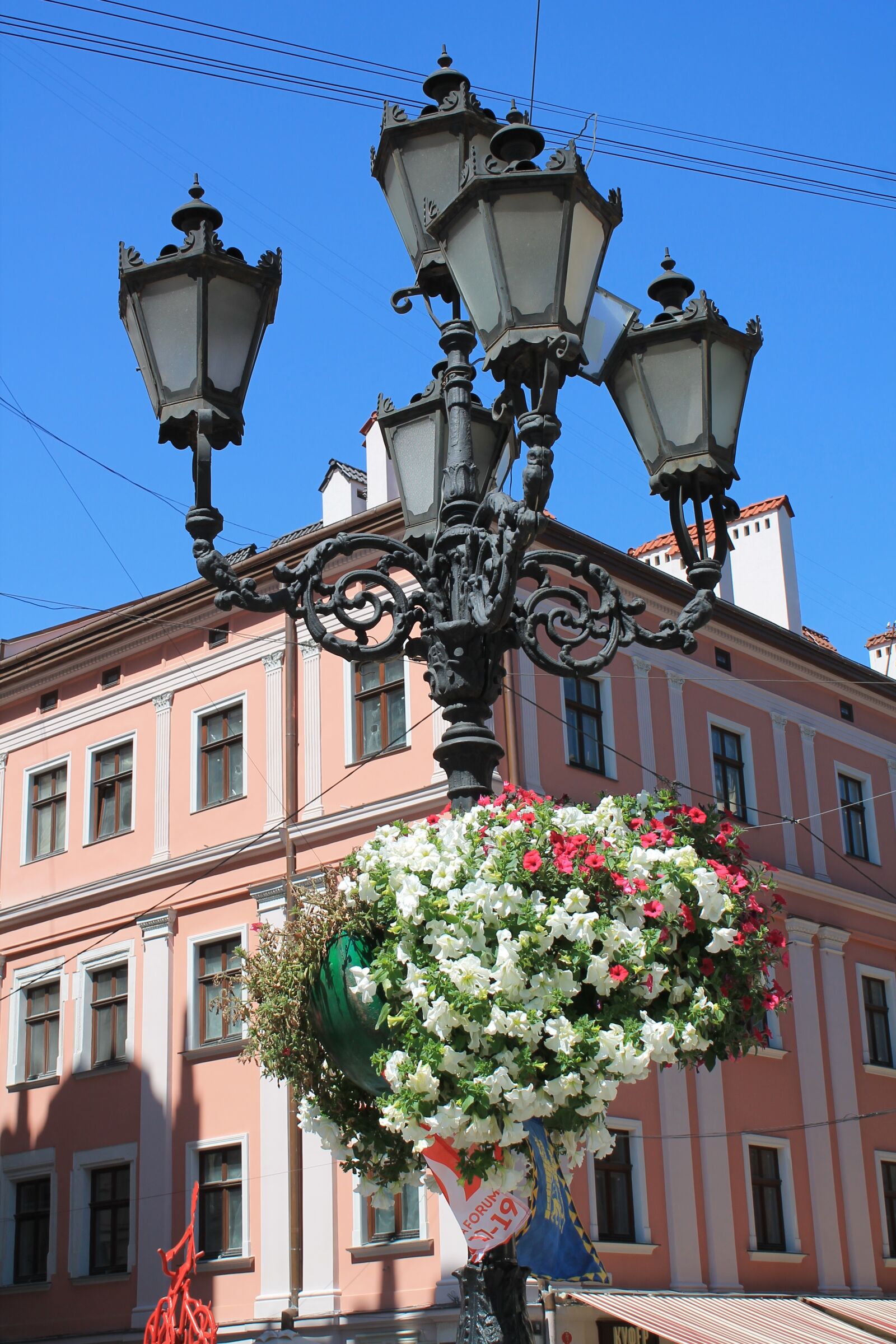 Canon EOS 1100D (EOS Rebel T3 / EOS Kiss X50) sample photo. Lantern, flowers, city centre photography