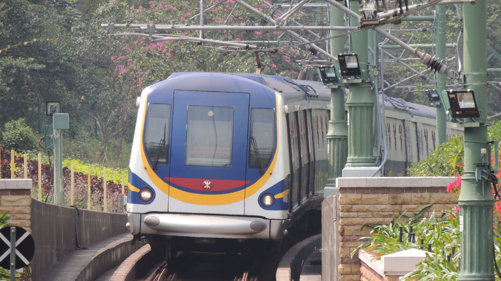 Nikon Coolpix P510 sample photo. Hong kong, mtr, train photography