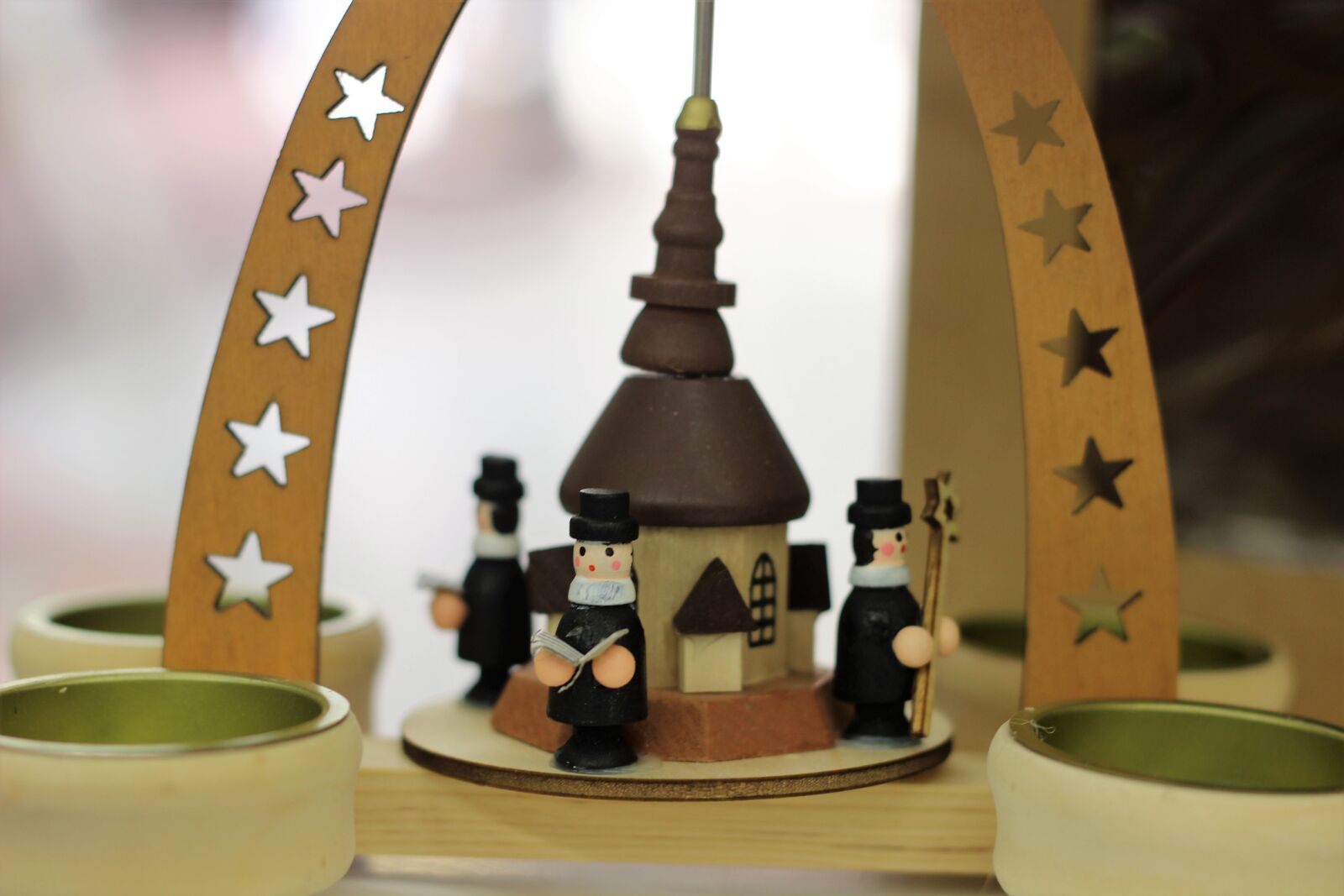 Canon EOS 600D (Rebel EOS T3i / EOS Kiss X5) + Canon EF 50mm F1.8 II sample photo. R ucherpyramide, christmas jewelry photography