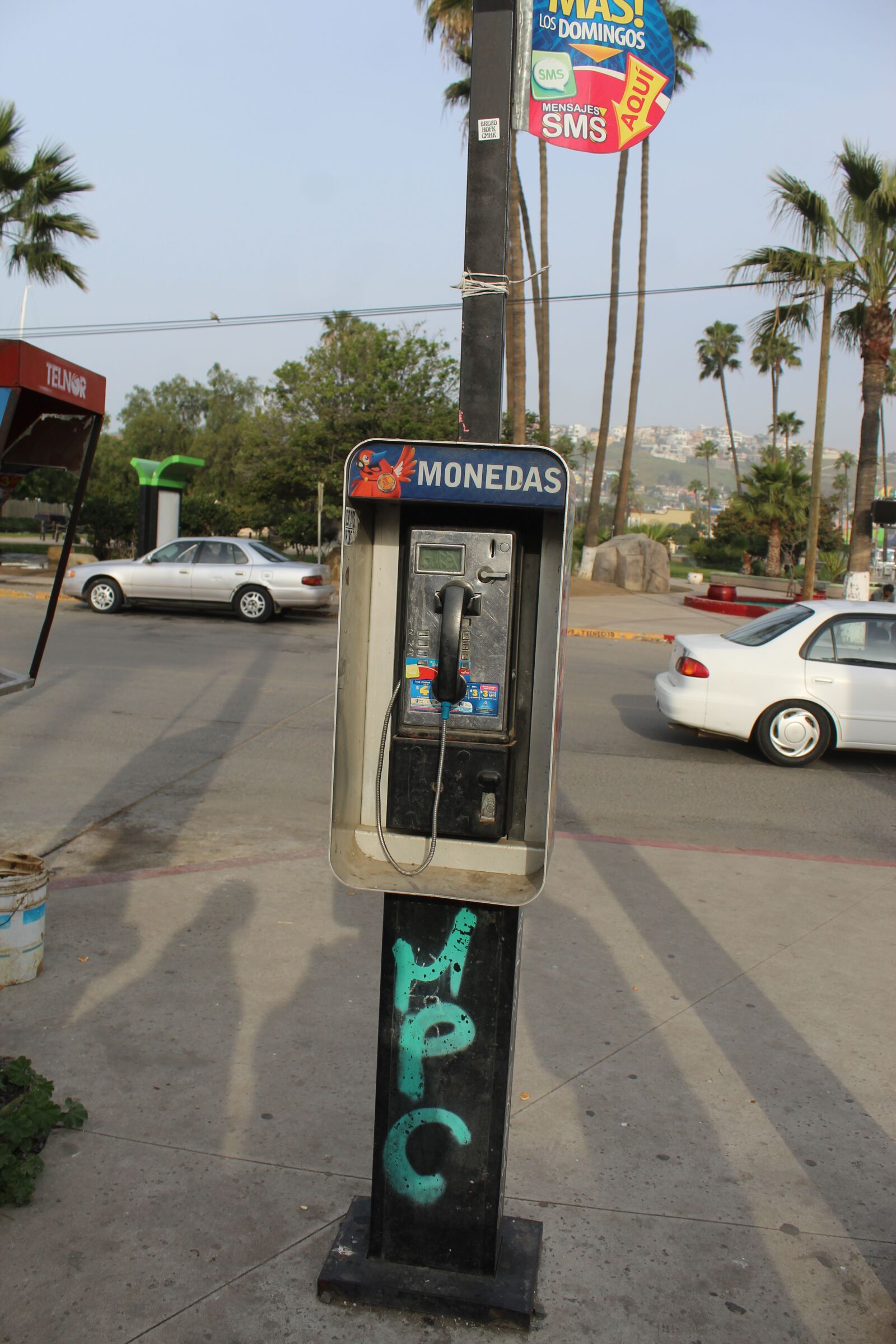 Canon EOS 1200D (EOS Rebel T5 / EOS Kiss X70 / EOS Hi) sample photo. Broken phone, pay phone photography