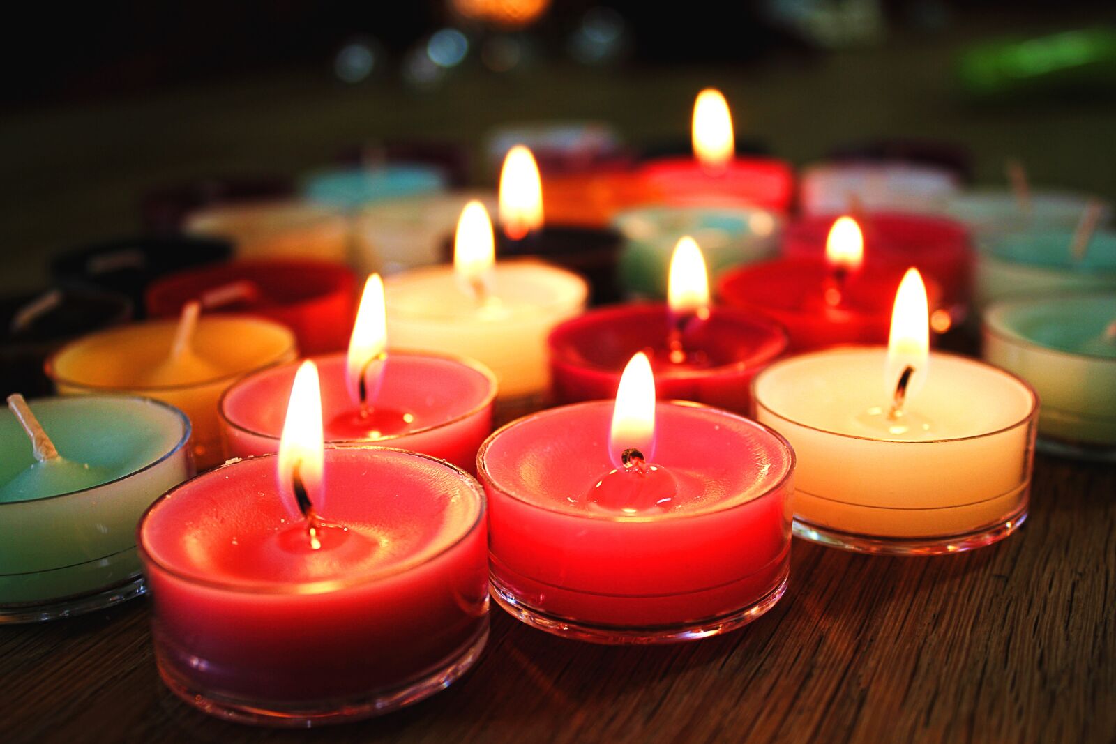 Canon EOS 550D (EOS Rebel T2i / EOS Kiss X4) sample photo. Candles, flame, colorful photography