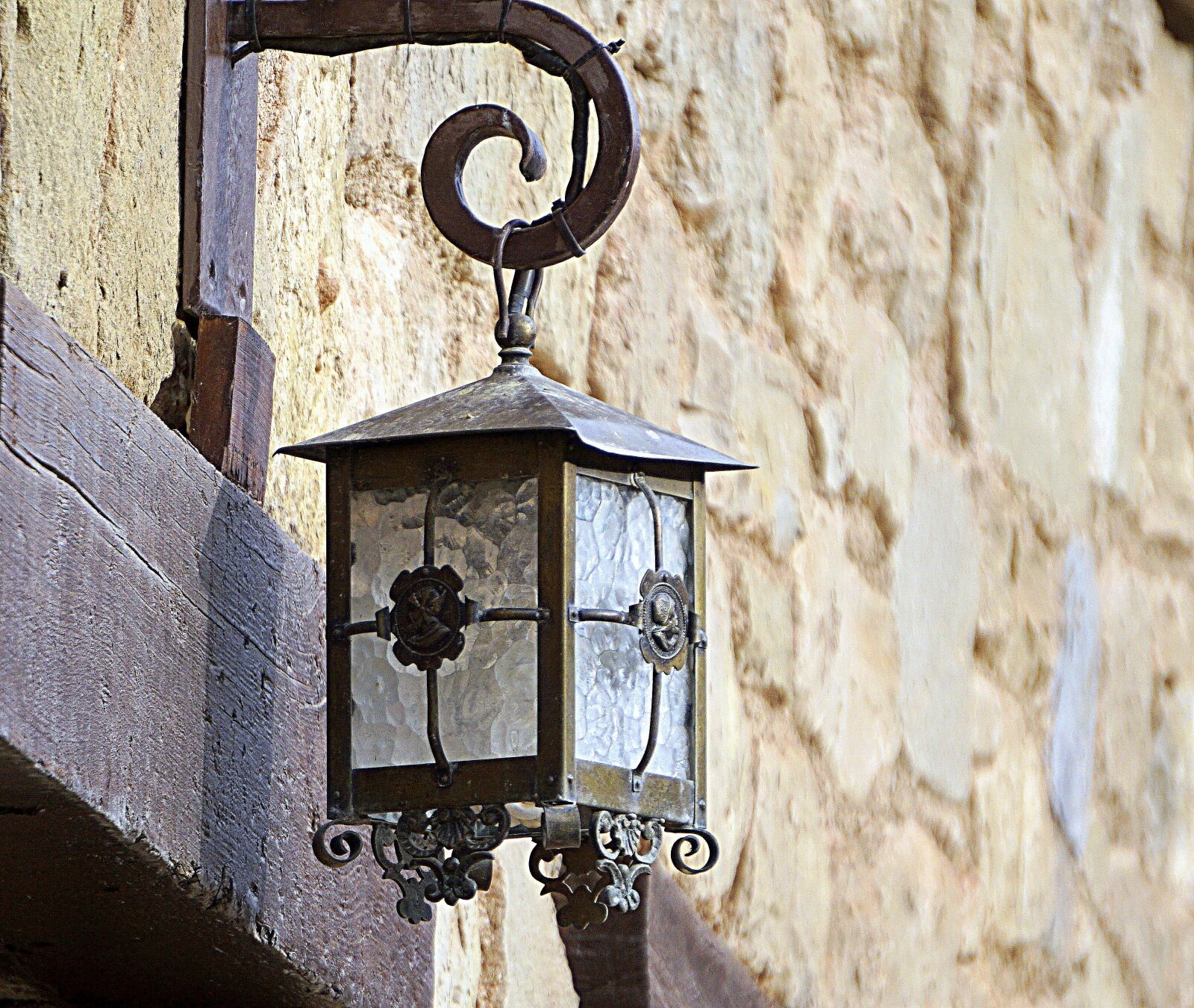 Sony E 55-210mm F4.5-6.3 OSS sample photo. Street lamp, street, facade photography