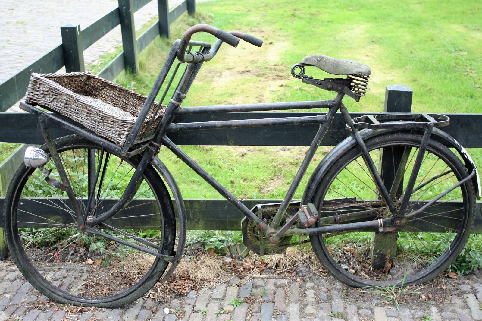 Canon EOS 450D (EOS Rebel XSi / EOS Kiss X2) sample photo. Bike, old, holland photography