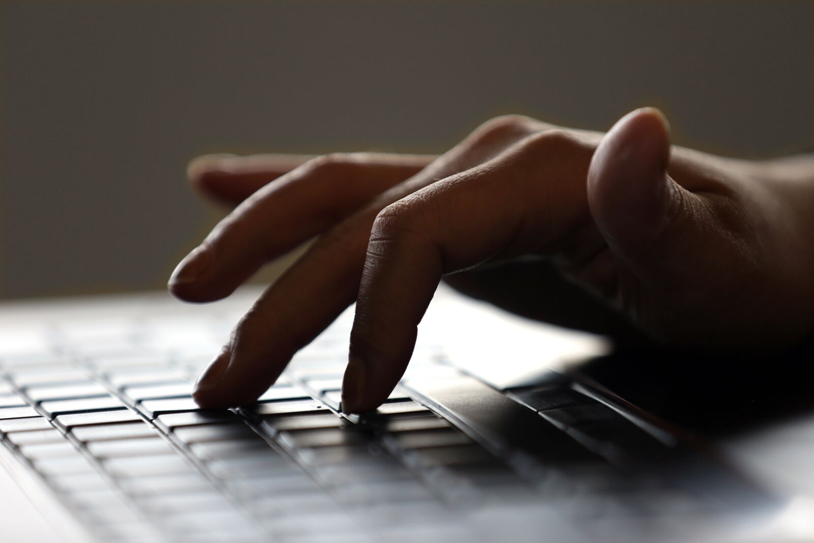 Canon EOS 5D Mark III sample photo. Hand, computer, laptop photography