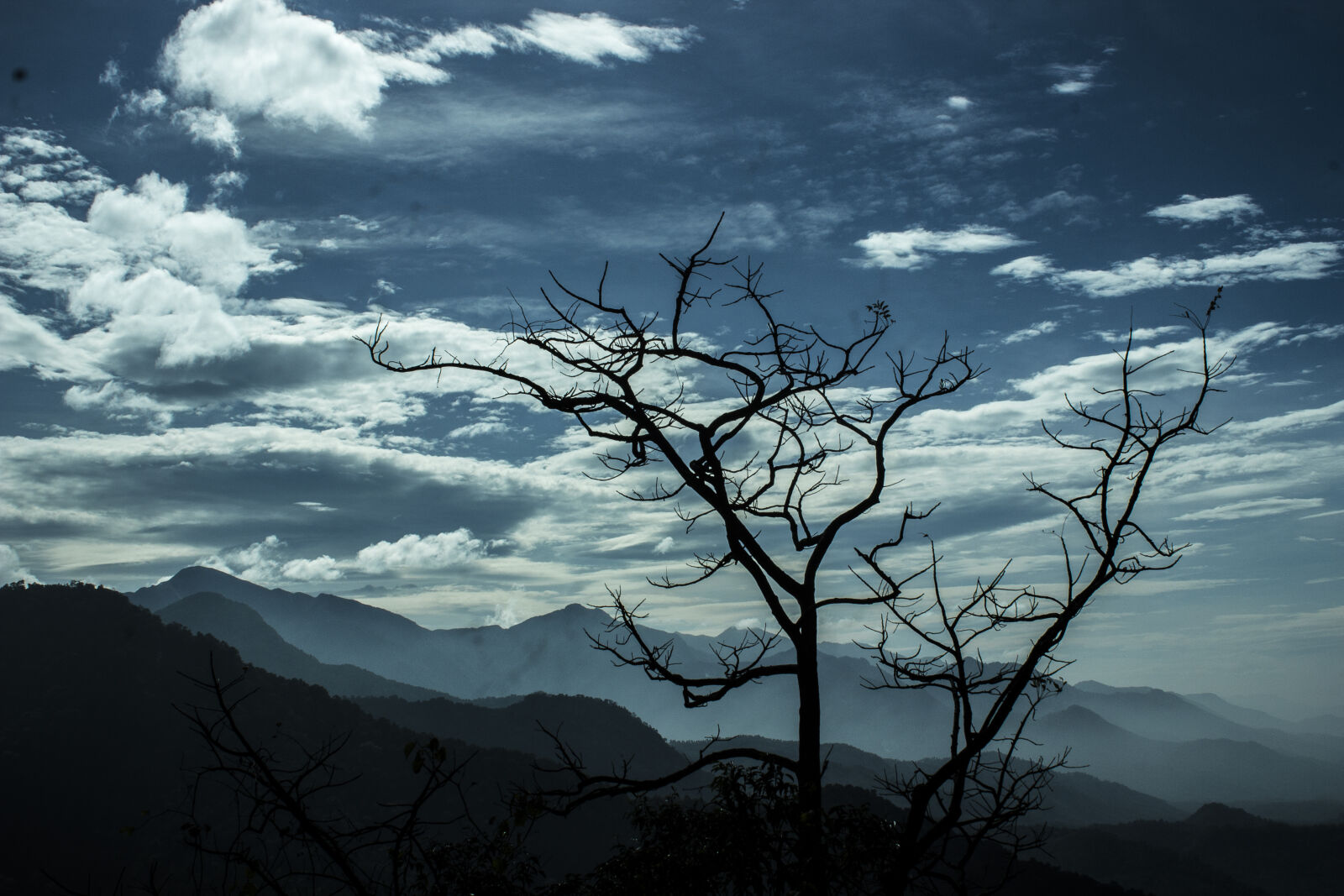 Canon EOS 600D (Rebel EOS T3i / EOS Kiss X5) sample photo. Clouds, landscape, sky, silhouette photography