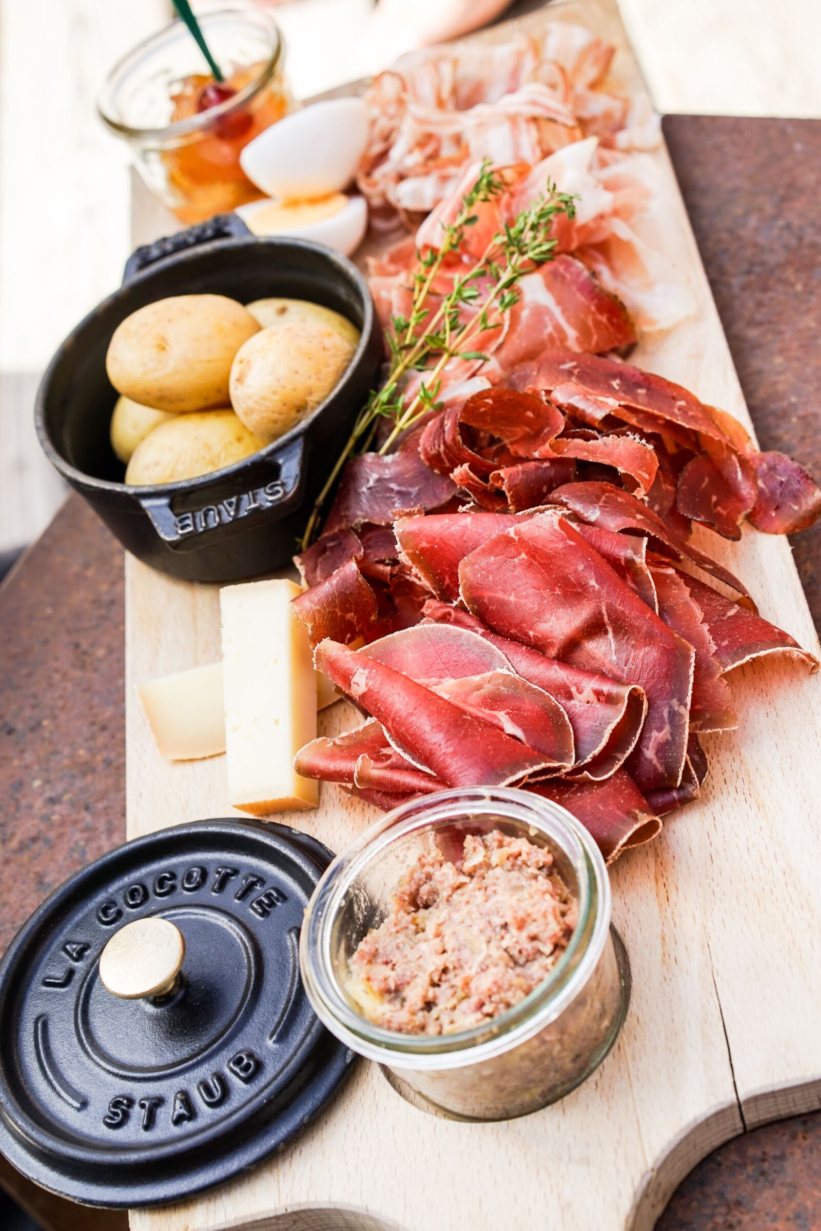 Sony Sonnar T* FE 55mm F1.8 ZA sample photo. Sausage, eat, terroir photography