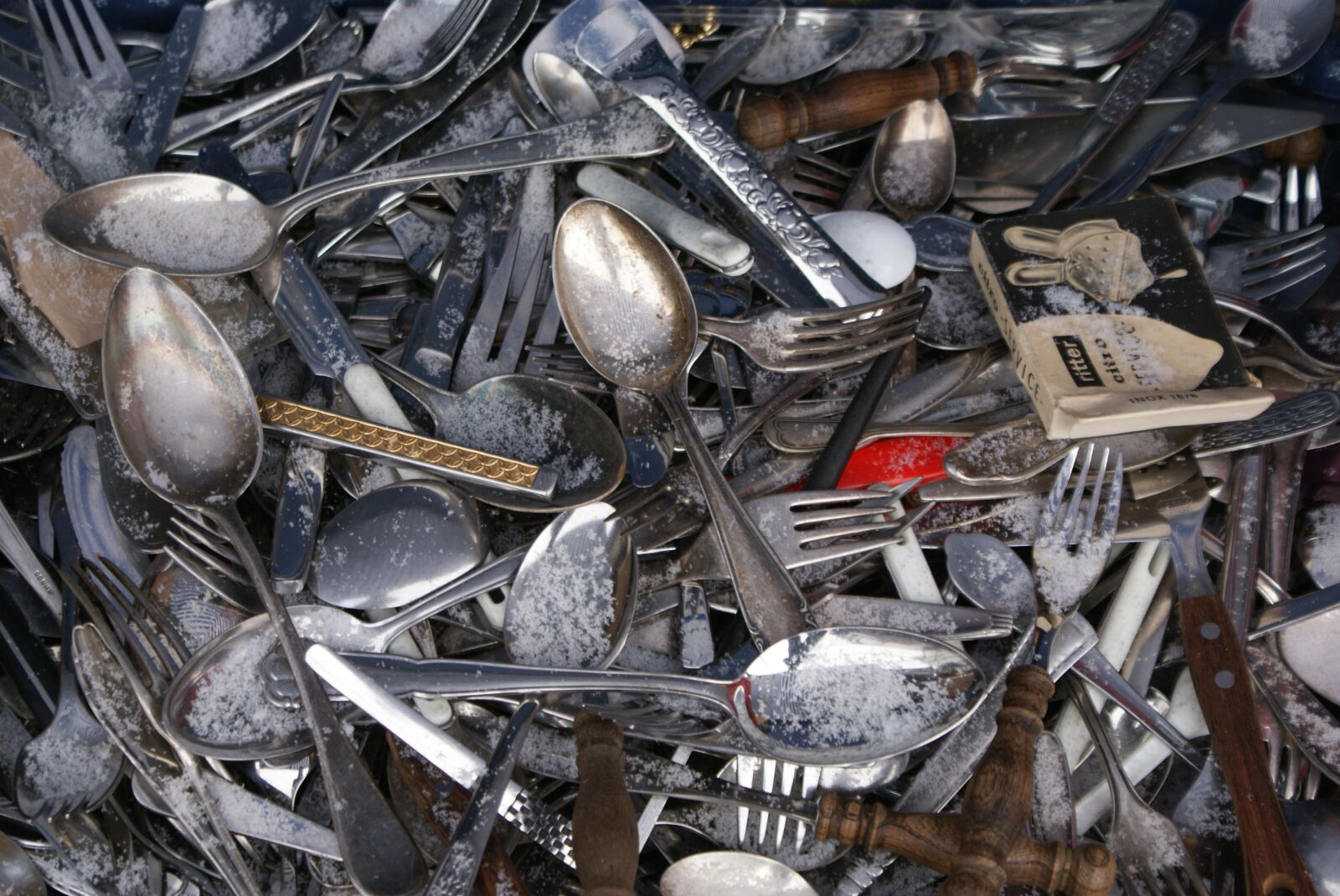 Sony Alpha DSLR-A200 sample photo. Waste bins, iron, batch photography