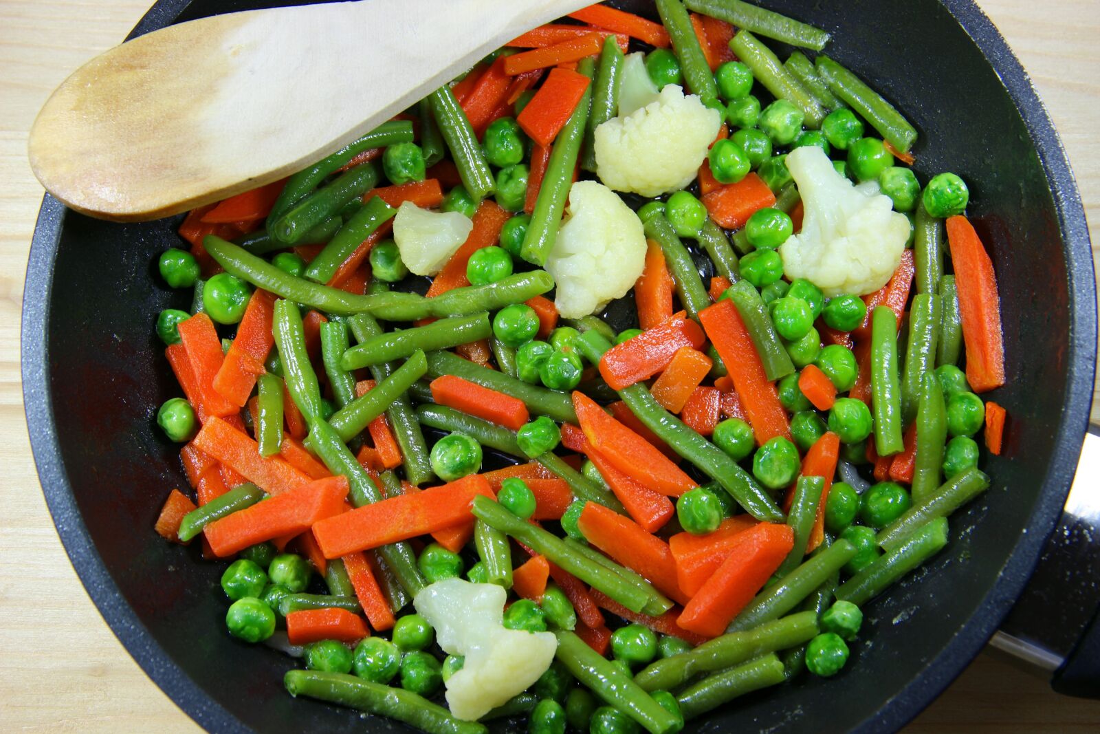 Canon EOS 600D (Rebel EOS T3i / EOS Kiss X5) sample photo. Vegetables, cauliflower, carrots photography