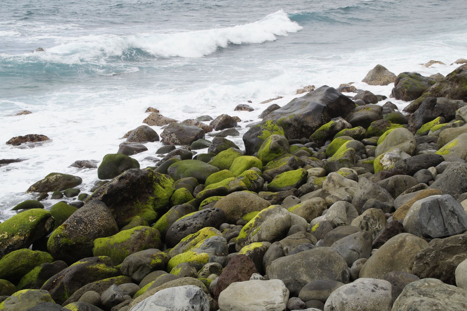 Sony SLT-A58 sample photo. Stones, bank, shore stones photography