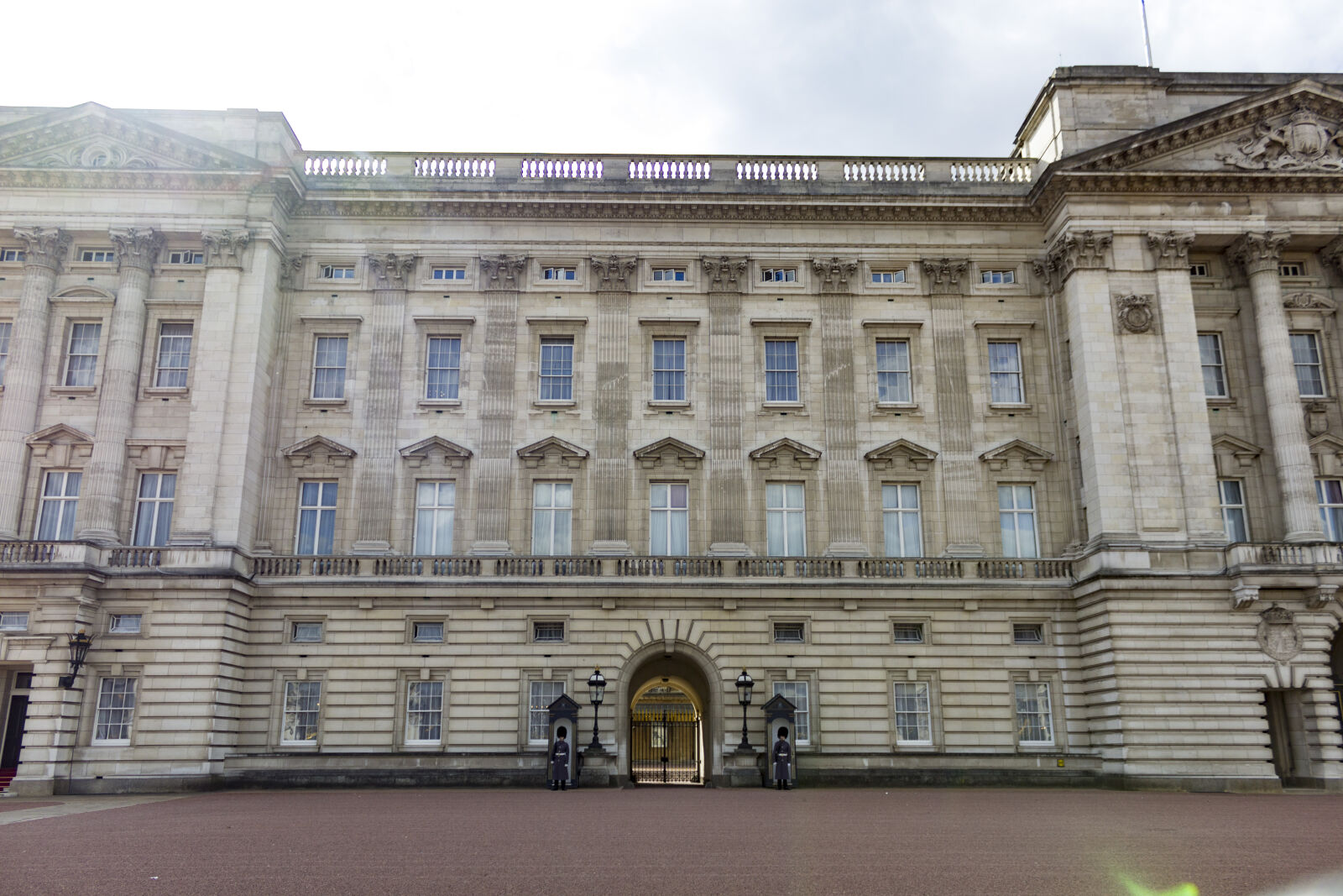 Canon EOS 600D (Rebel EOS T3i / EOS Kiss X5) sample photo. Buckingham, palace, guard, london photography