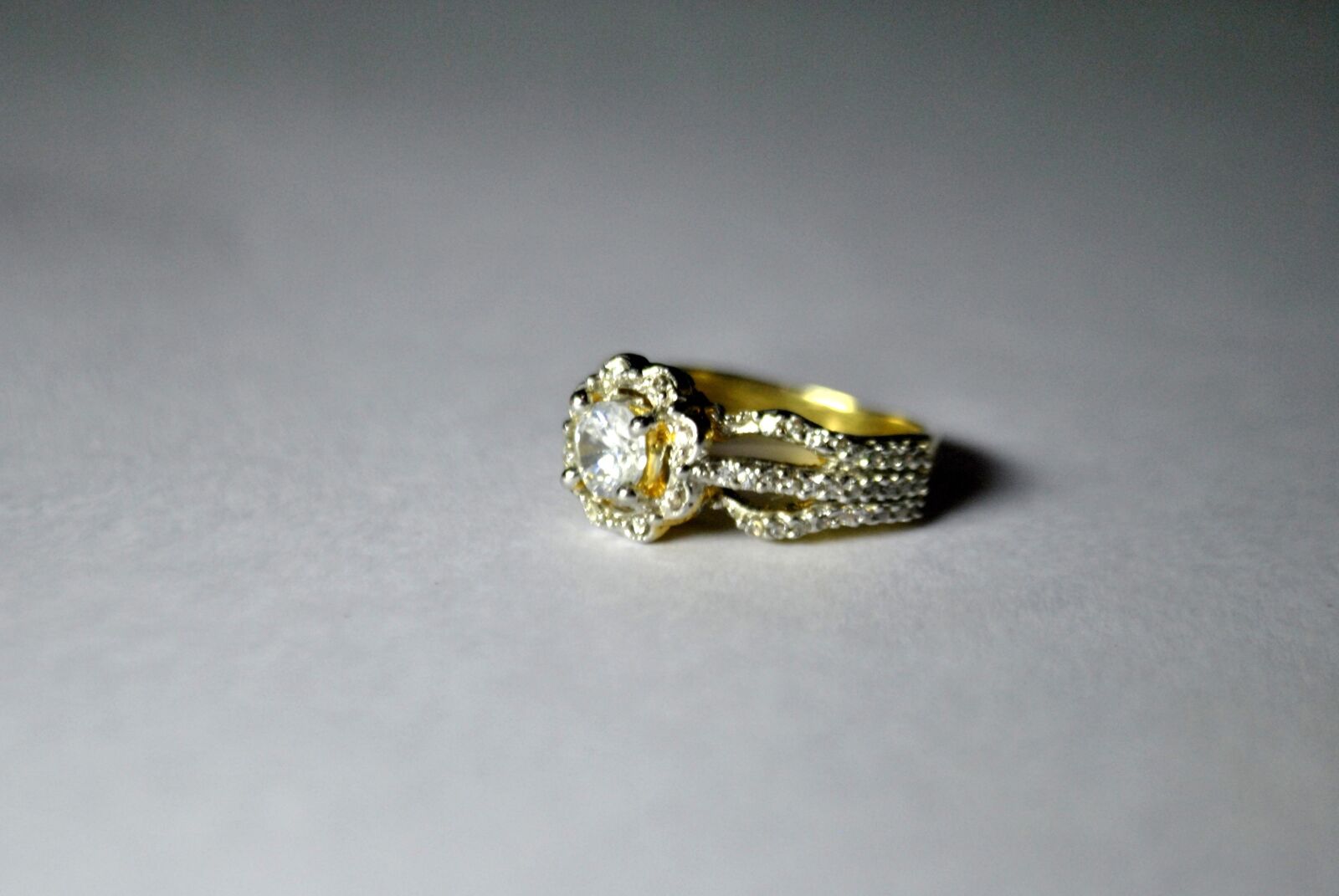 Nikon D3000 sample photo. Ring, jewelry, gold, metal photography