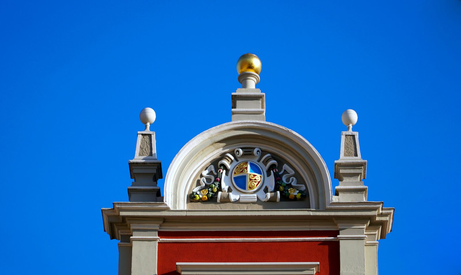 Sony E PZ 18-105mm F4 G OSS sample photo. Gable, house, facade photography