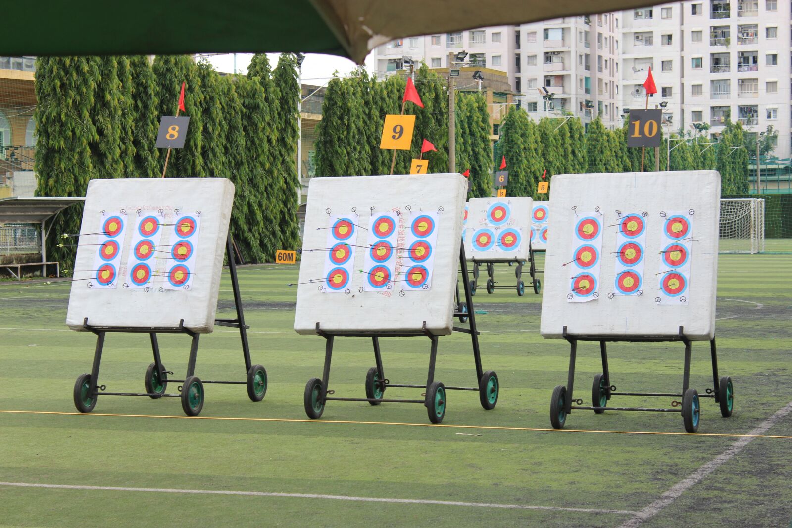 Canon EOS 600D (Rebel EOS T3i / EOS Kiss X5) sample photo. Beer archery, wheel, green photography