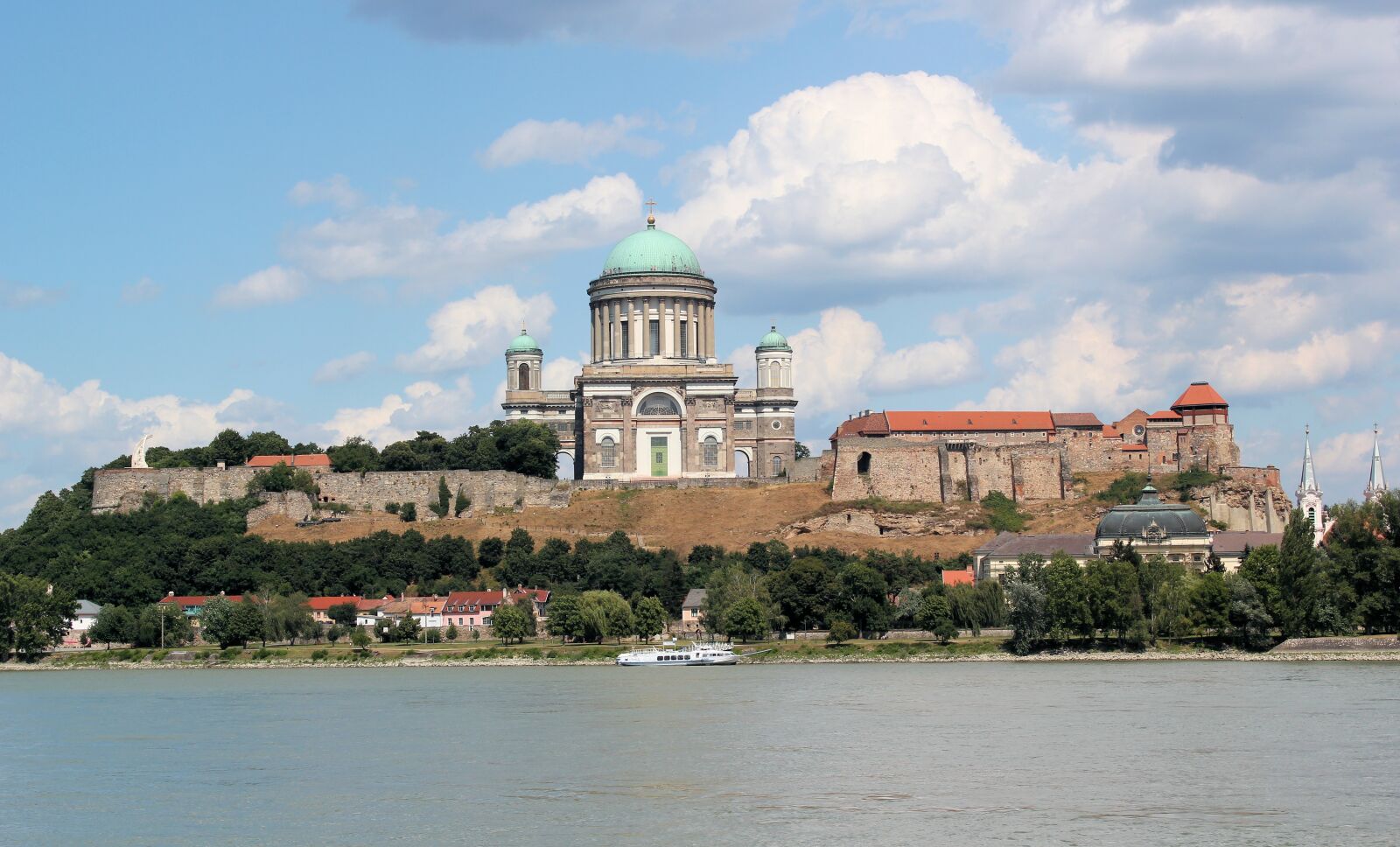 Canon EOS 550D (EOS Rebel T2i / EOS Kiss X4) sample photo. Esztergom, hungary, basilica photography