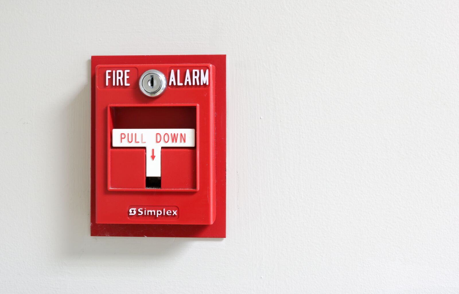 Canon EOS 750D (EOS Rebel T6i / EOS Kiss X8i) sample photo. Alarm, fire alarm, red photography