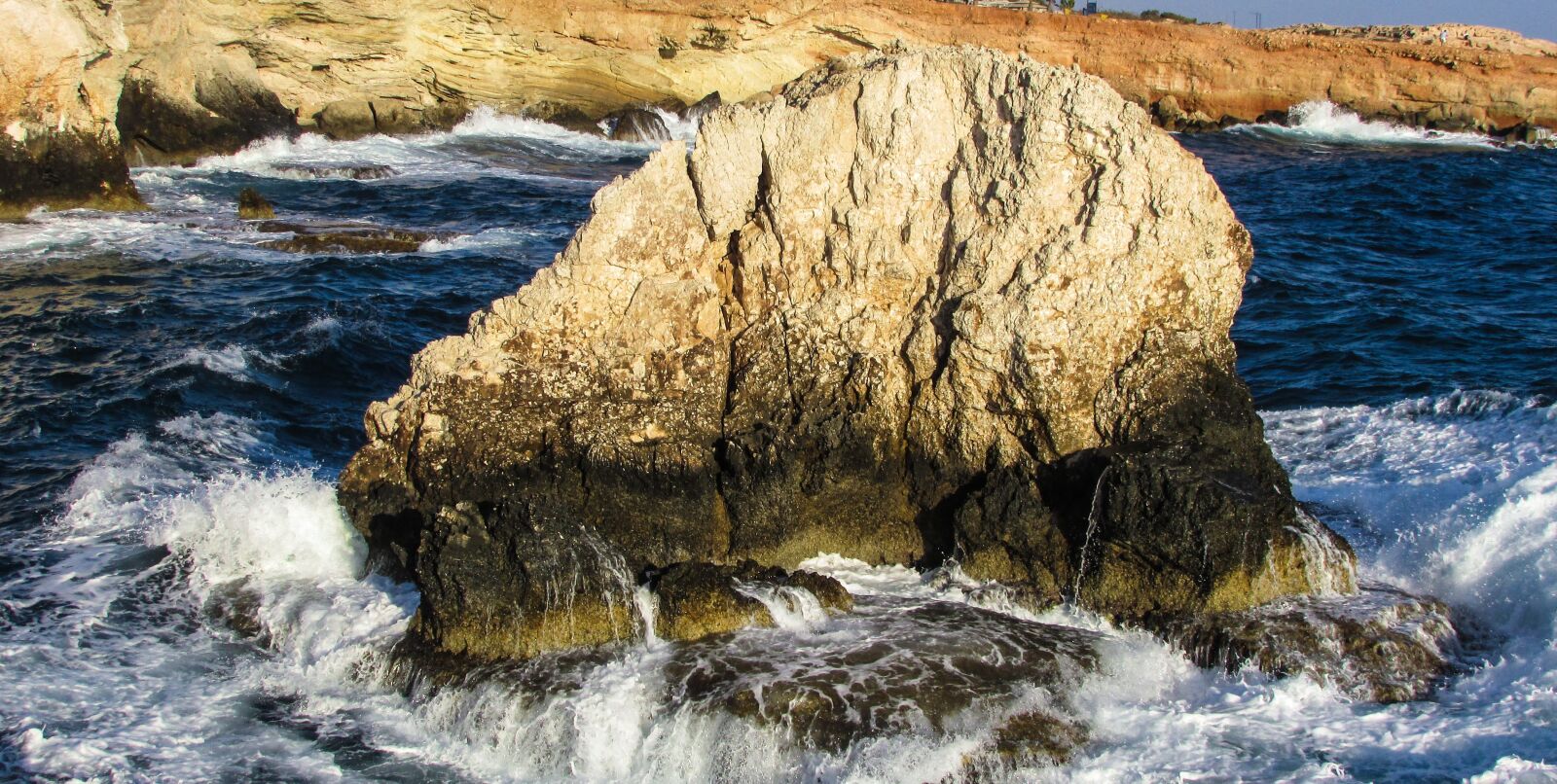 Canon PowerShot SX400 IS sample photo. Rock, wave, smashing photography