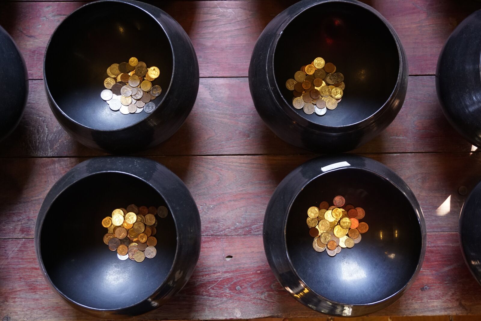 Sony E 16-50mm F3.5-5.6 PZ OSS sample photo. Offering, currency, money photography