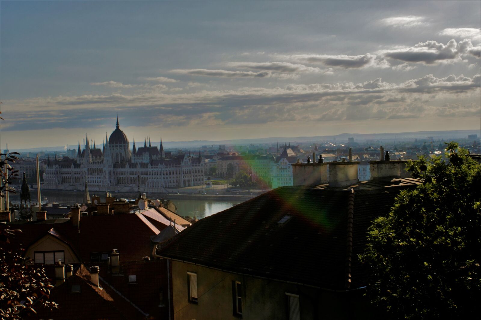 Canon EOS 400D (EOS Digital Rebel XTi / EOS Kiss Digital X) sample photo. Parliament, distance, clouds photography