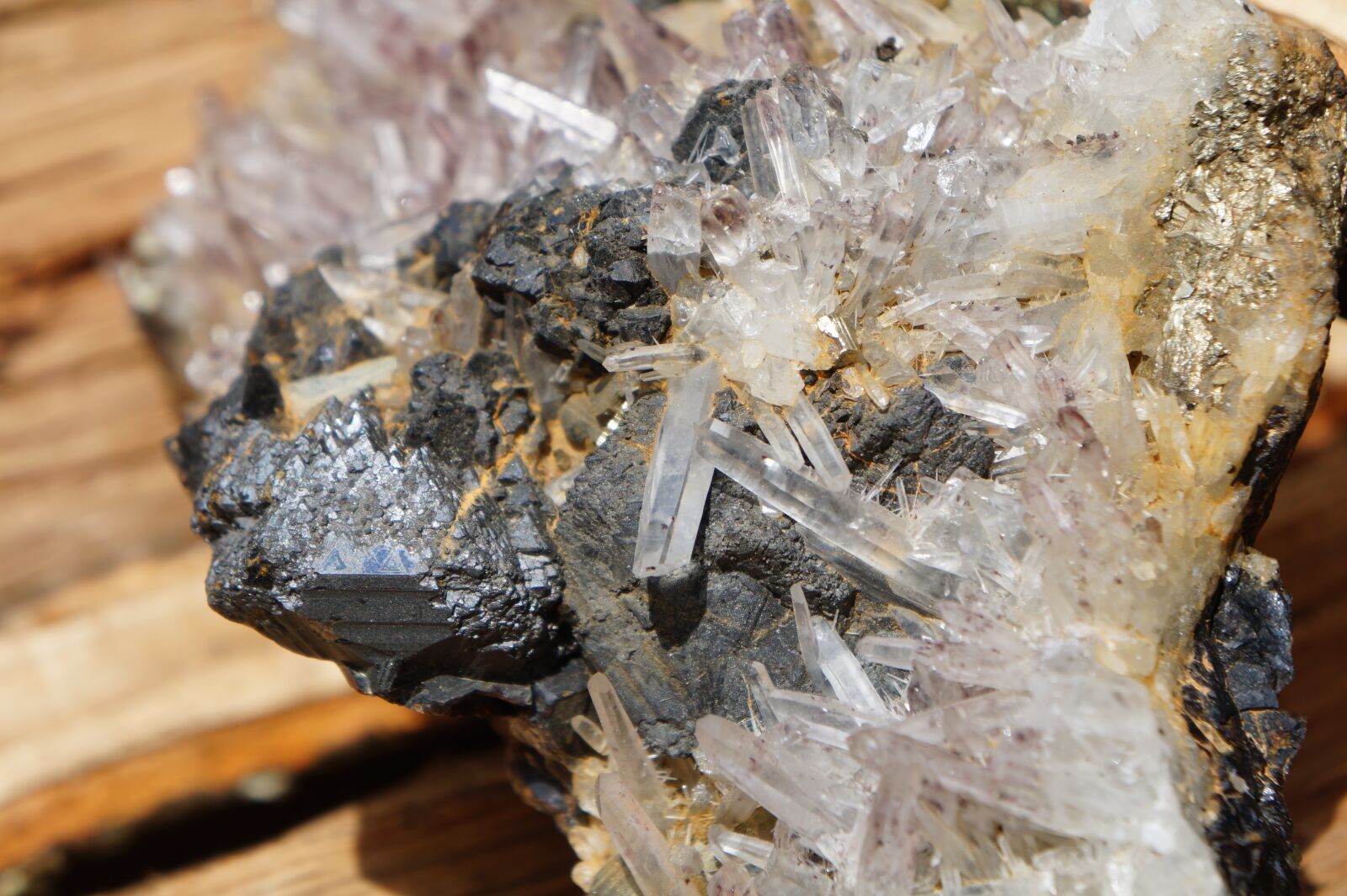 Sony Alpha a3000 + Sony E 18-55mm F3.5-5.6 OSS sample photo. Nature, crystal, gem photography