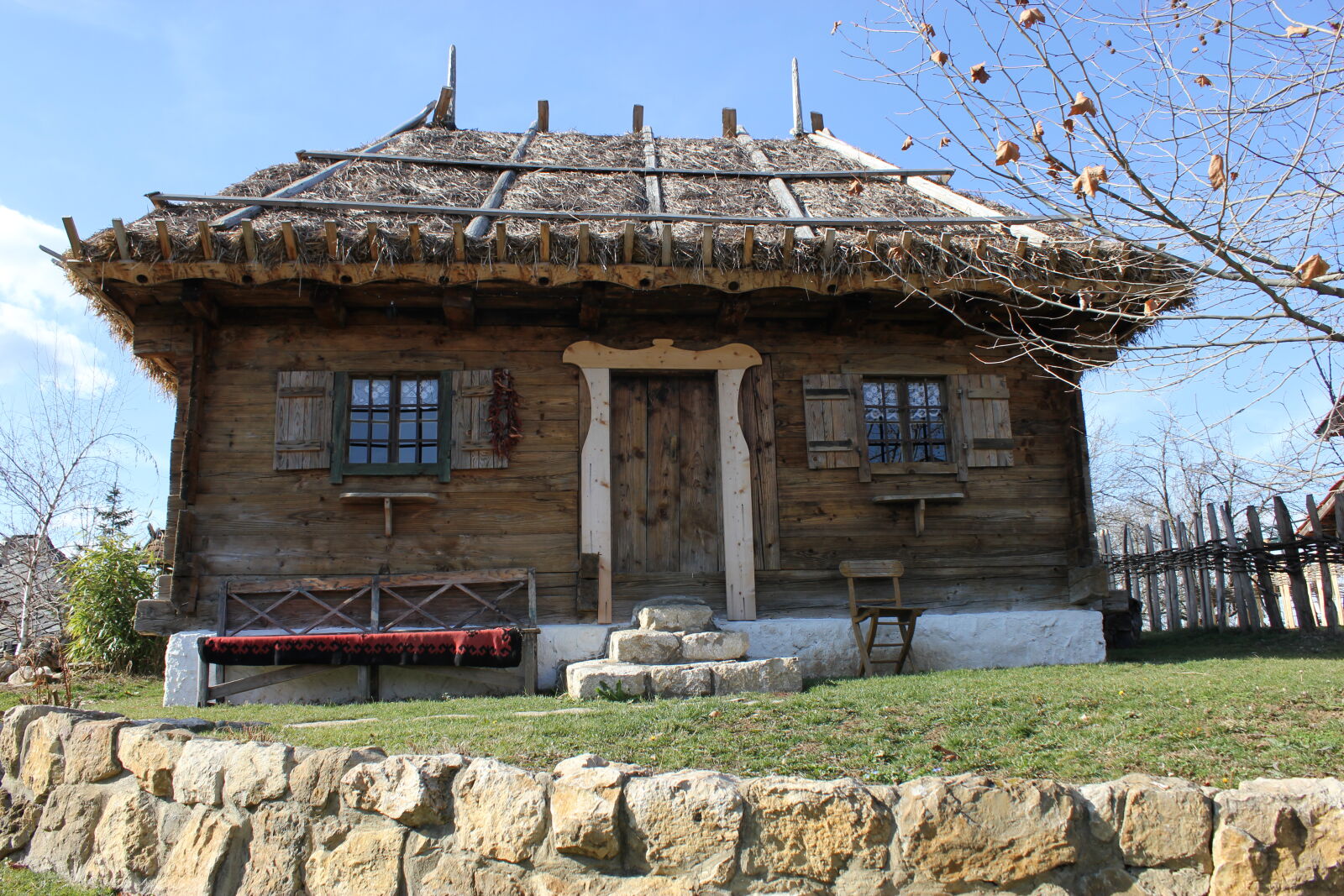 Canon EOS 550D (EOS Rebel T2i / EOS Kiss X4) + Canon EF-S 18-55mm F3.5-5.6 IS sample photo. Ethno, serbia, wood, house photography