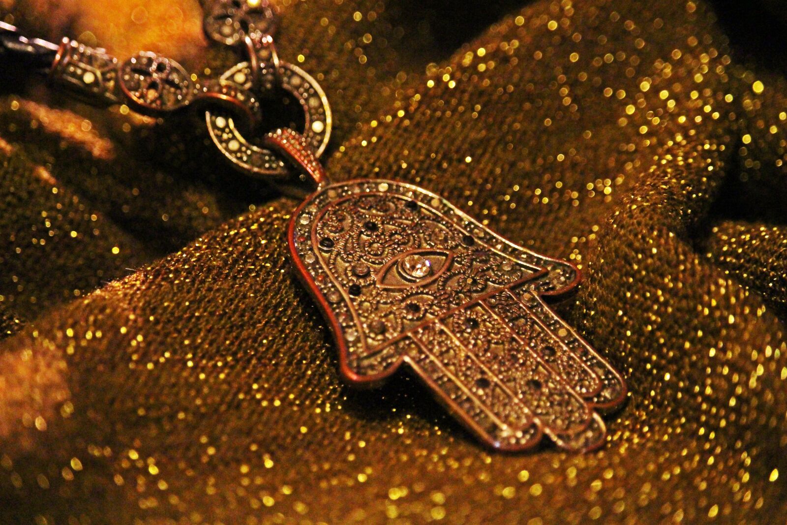 Canon EF-S 55-250mm F4-5.6 IS STM sample photo. Fashion jewelry, hand of photography