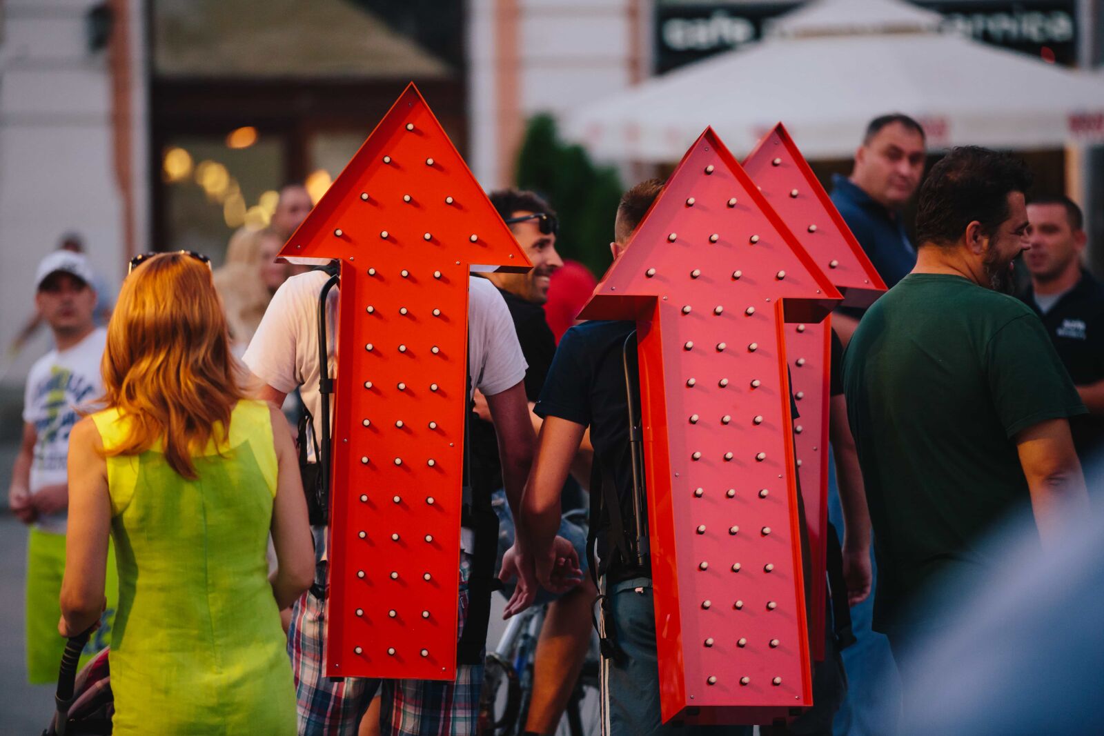 Canon EOS 5D Mark III sample photo. Arrow, crowd, downtown, evening photography