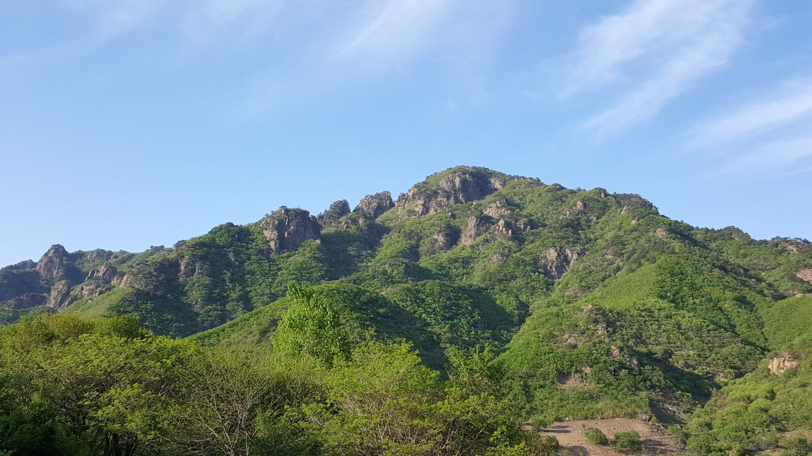 Samsung Galaxy Note5 sample photo. Brightly lit mountain, scenery photography