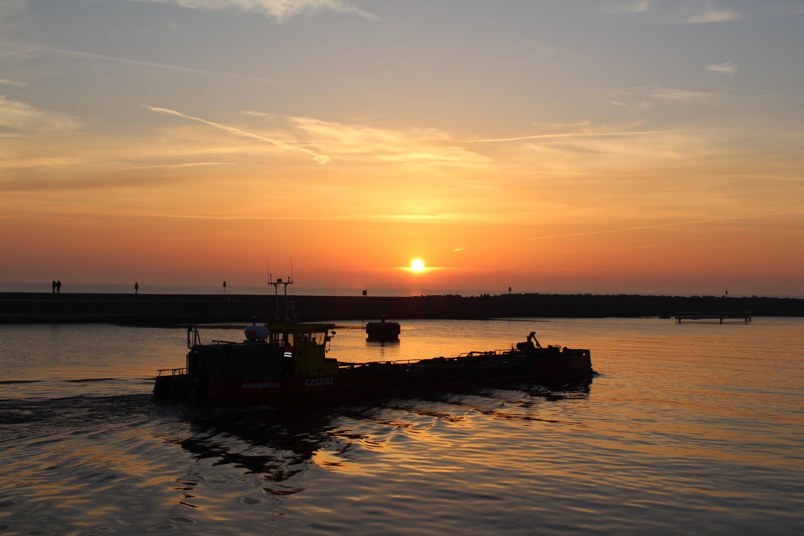 Canon EOS 1300D (EOS Rebel T6 / EOS Kiss X80) sample photo. Ustka, west, sun photography