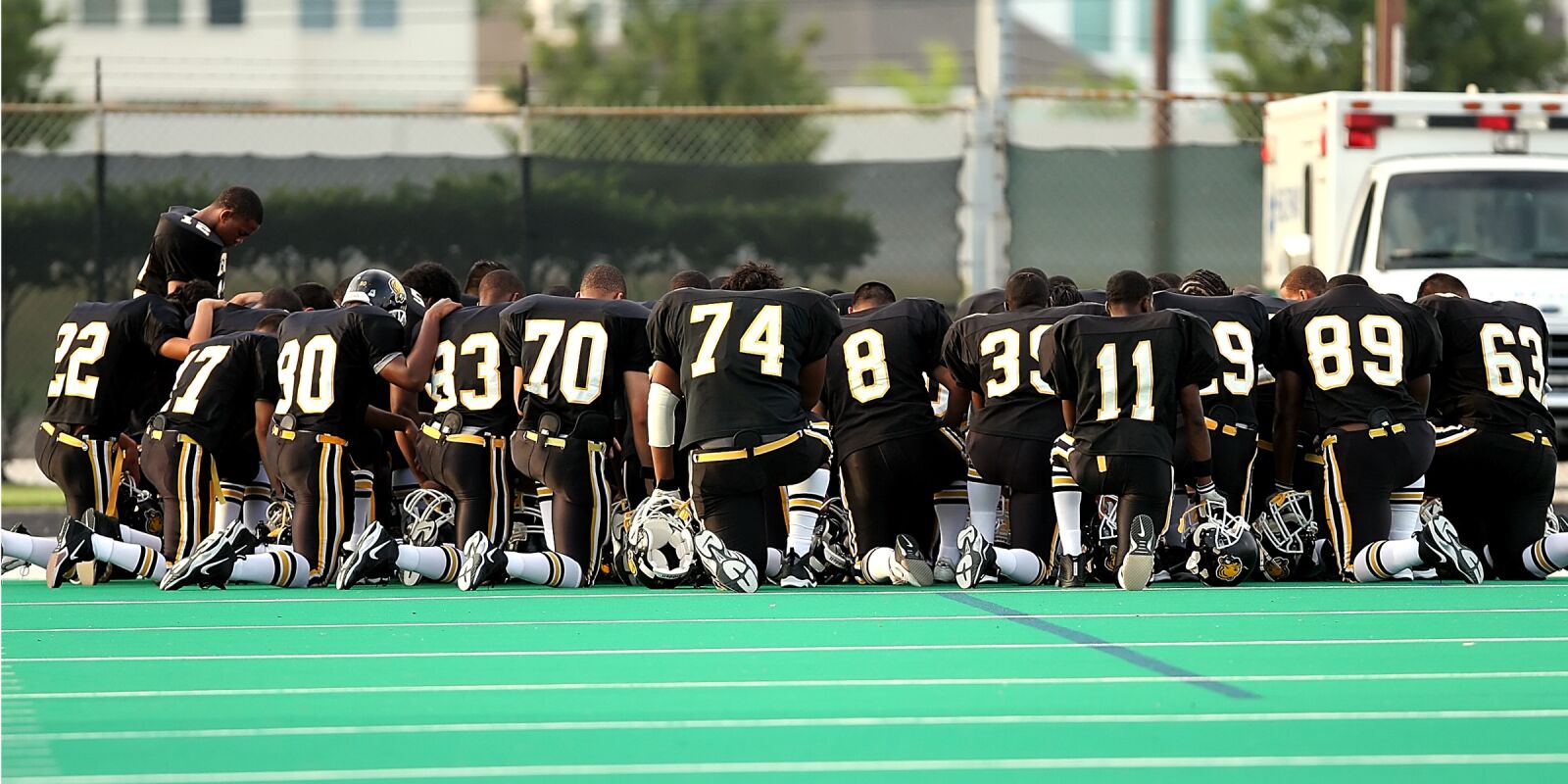 Canon EOS 20D sample photo. Football team, praying, kneeling photography