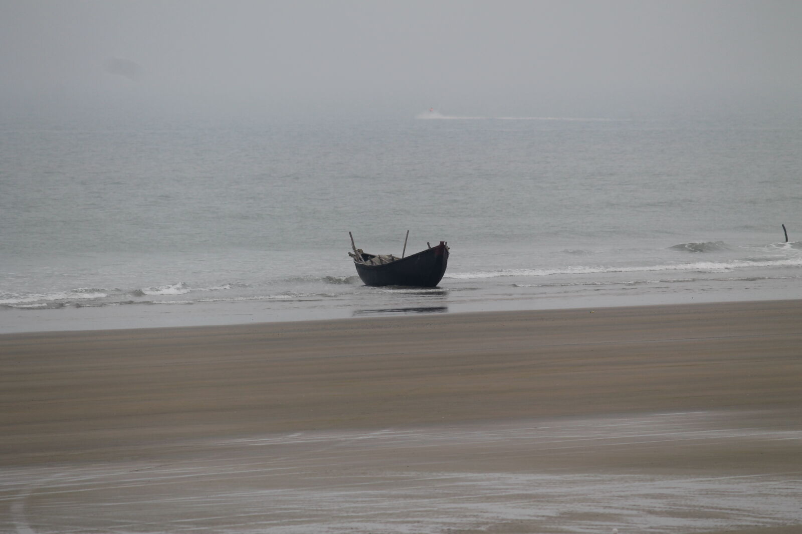 Canon EF-S 55-250mm F4-5.6 IS II sample photo. Alone, beach, boat photography