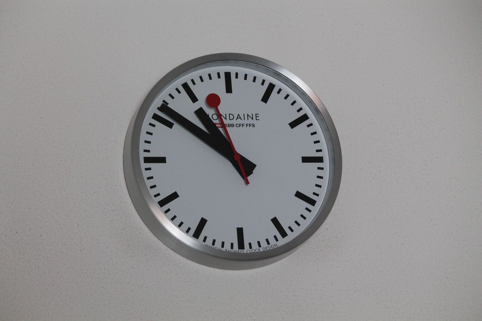 Canon EF-S 55-250mm F4-5.6 IS II sample photo. Watch, time, quartz photography