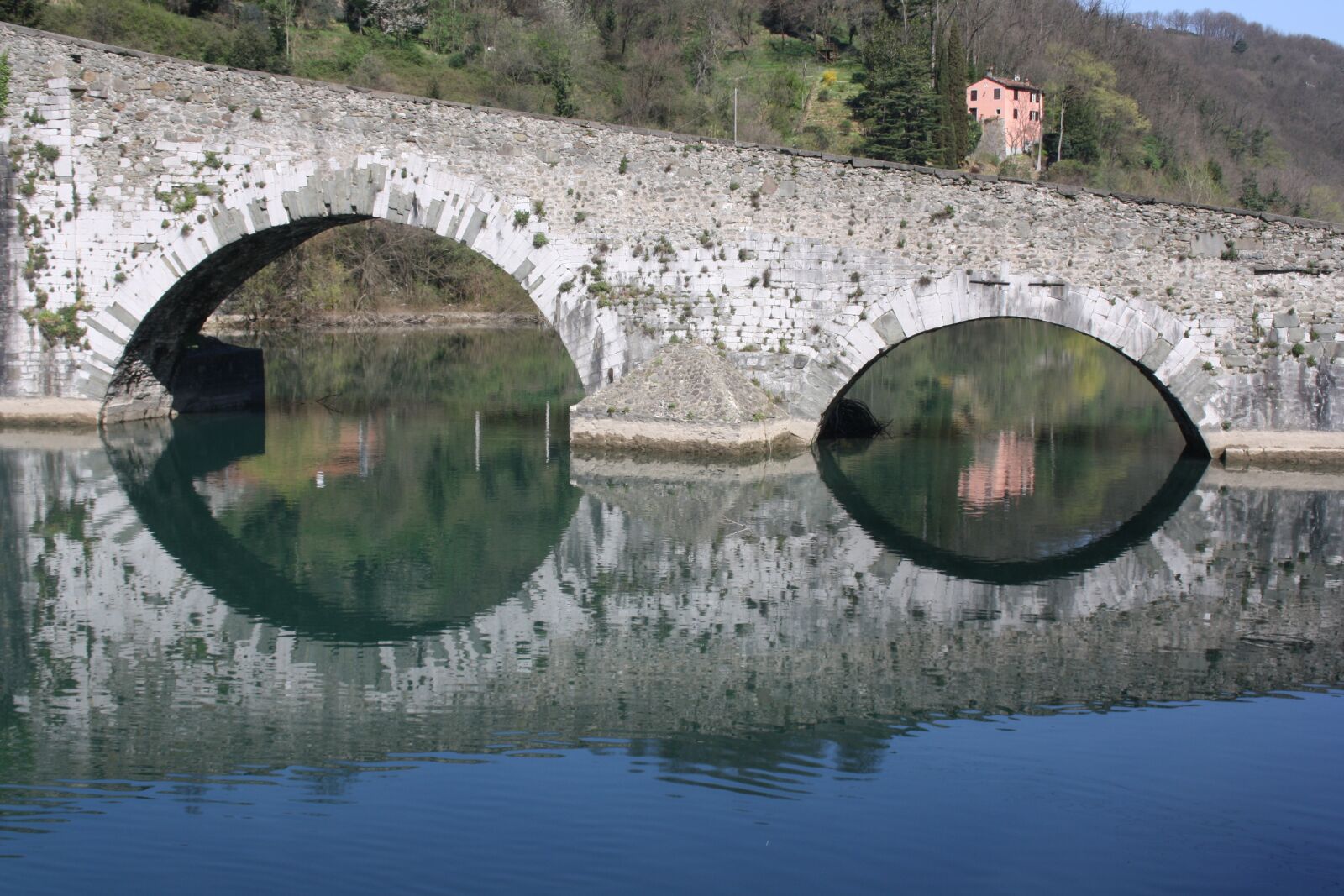 Canon EOS 1000D (EOS Digital Rebel XS / EOS Kiss F) sample photo. Lunigiana, devil's bridge, tuscany photography