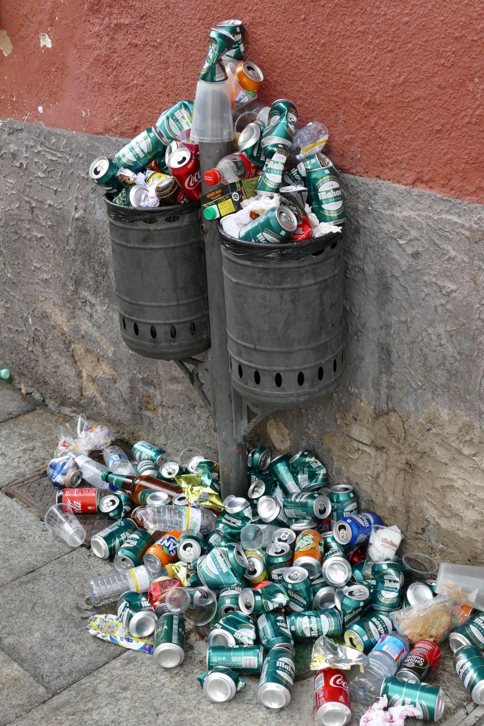 Panasonic Lumix DMC-FZ1000 sample photo. Recycle bin, waste bin photography