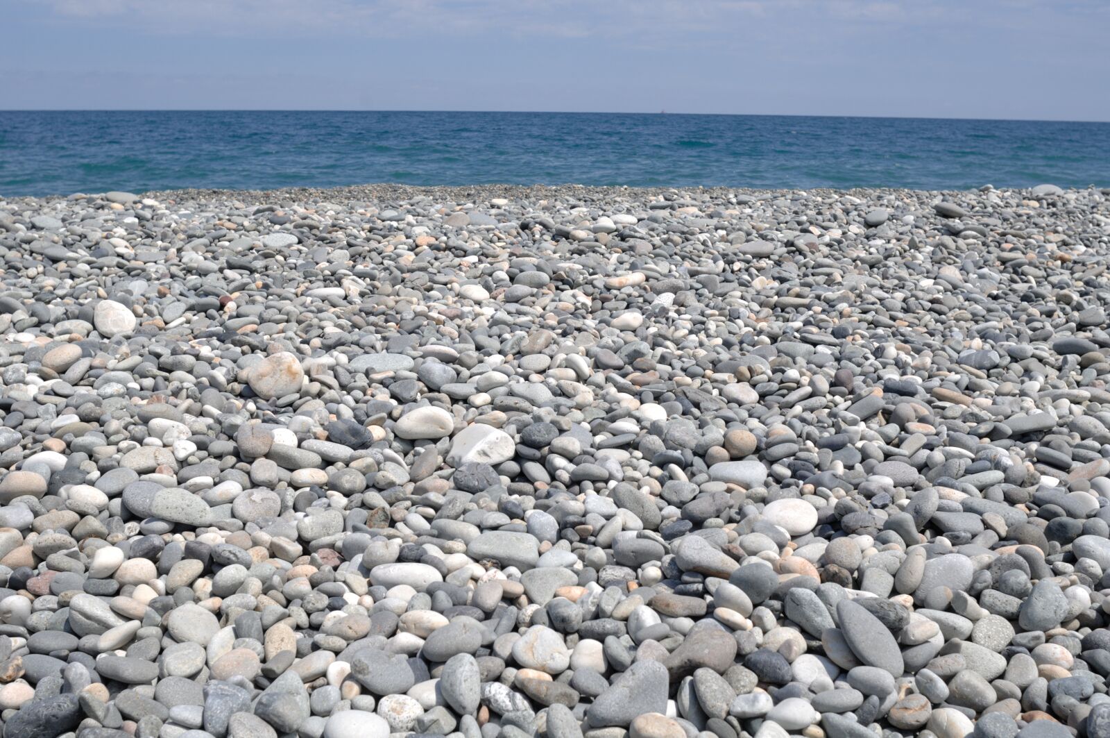 Nikon D2Xs sample photo. Beach, stones, sea photography