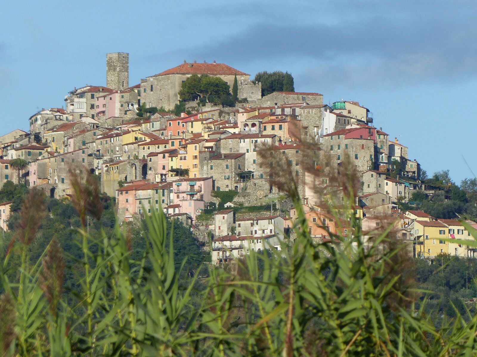 Panasonic Lumix DMC-FZ200 sample photo. Village, italy, hill photography