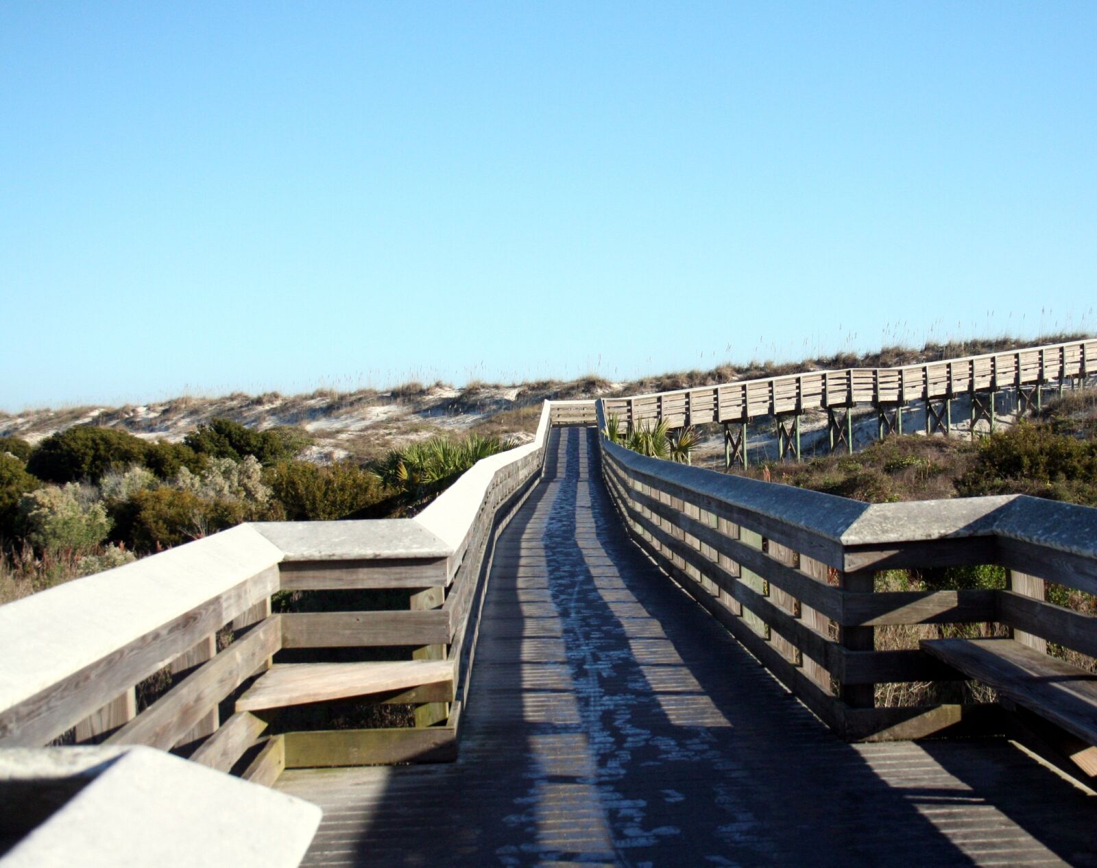 Canon EOS 350D (EOS Digital Rebel XT / EOS Kiss Digital N) sample photo. Boardwalk, sand dune, rails photography