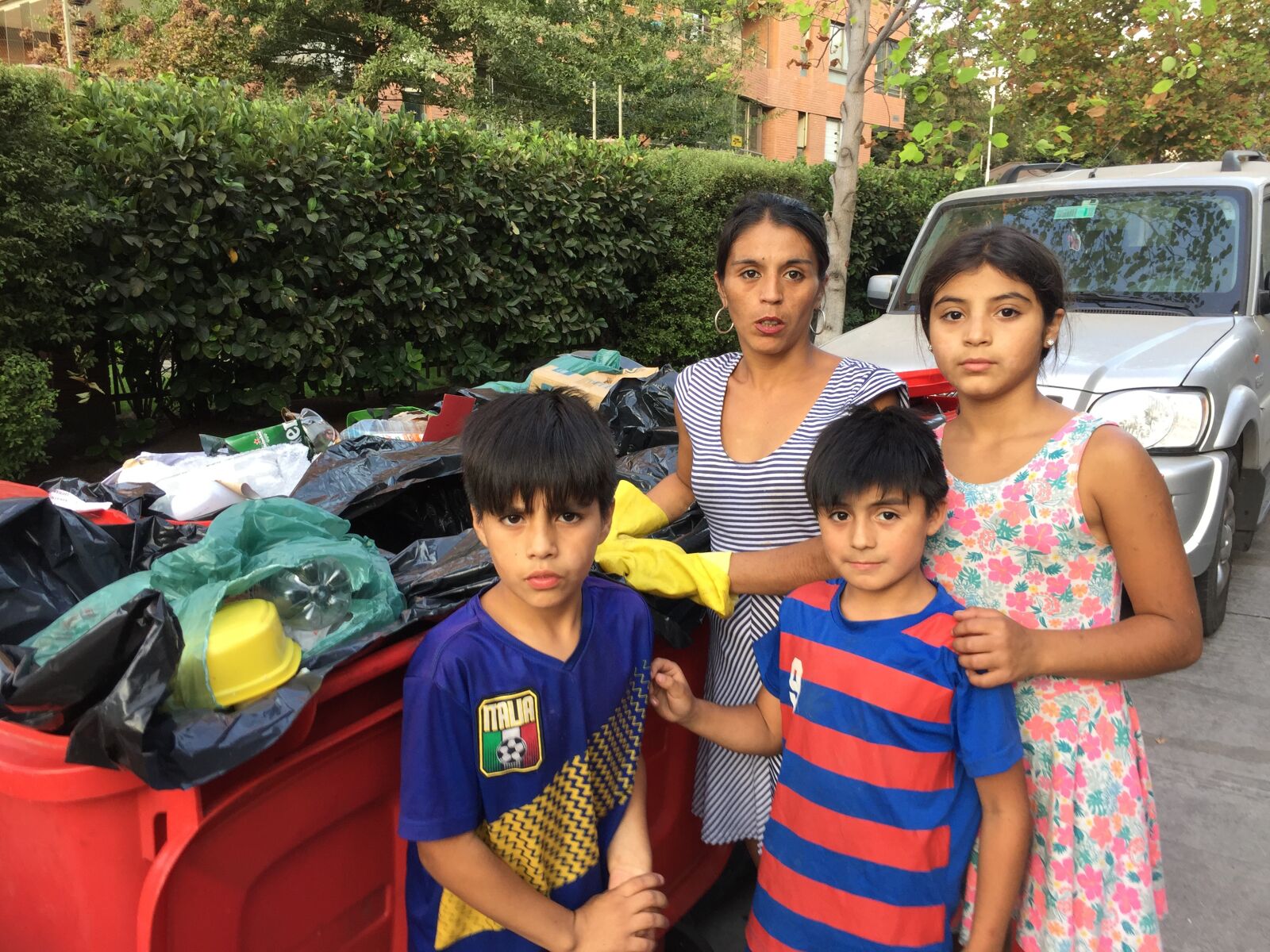 iPhone 6 back camera 4.15mm f/2.2 sample photo. Personas, familia, poor photography